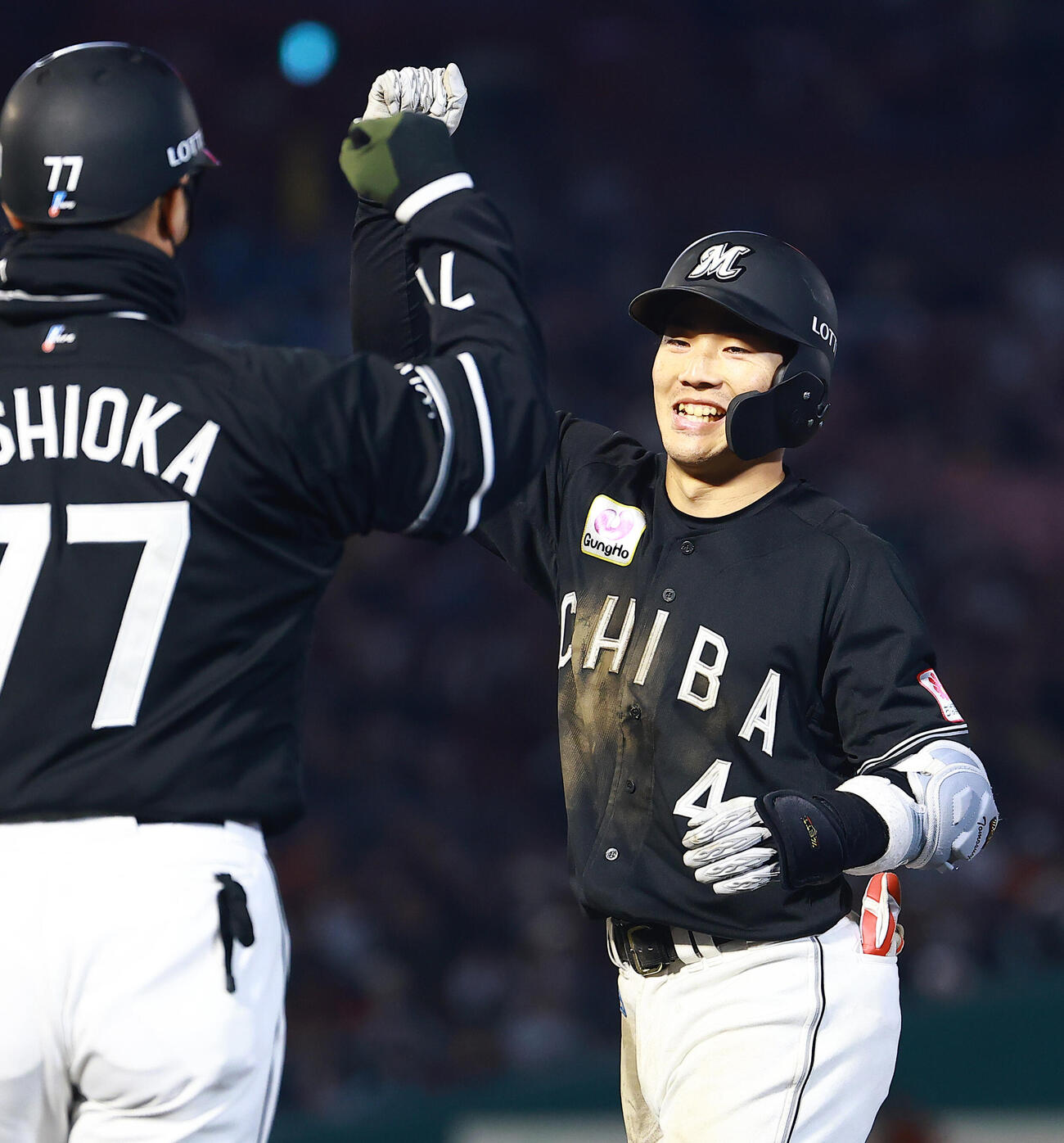 楽天対ロッテ　8回表ロッテ2死満塁、2点適時安打を放ち喜ぶ友杉（撮影・野上伸悟）