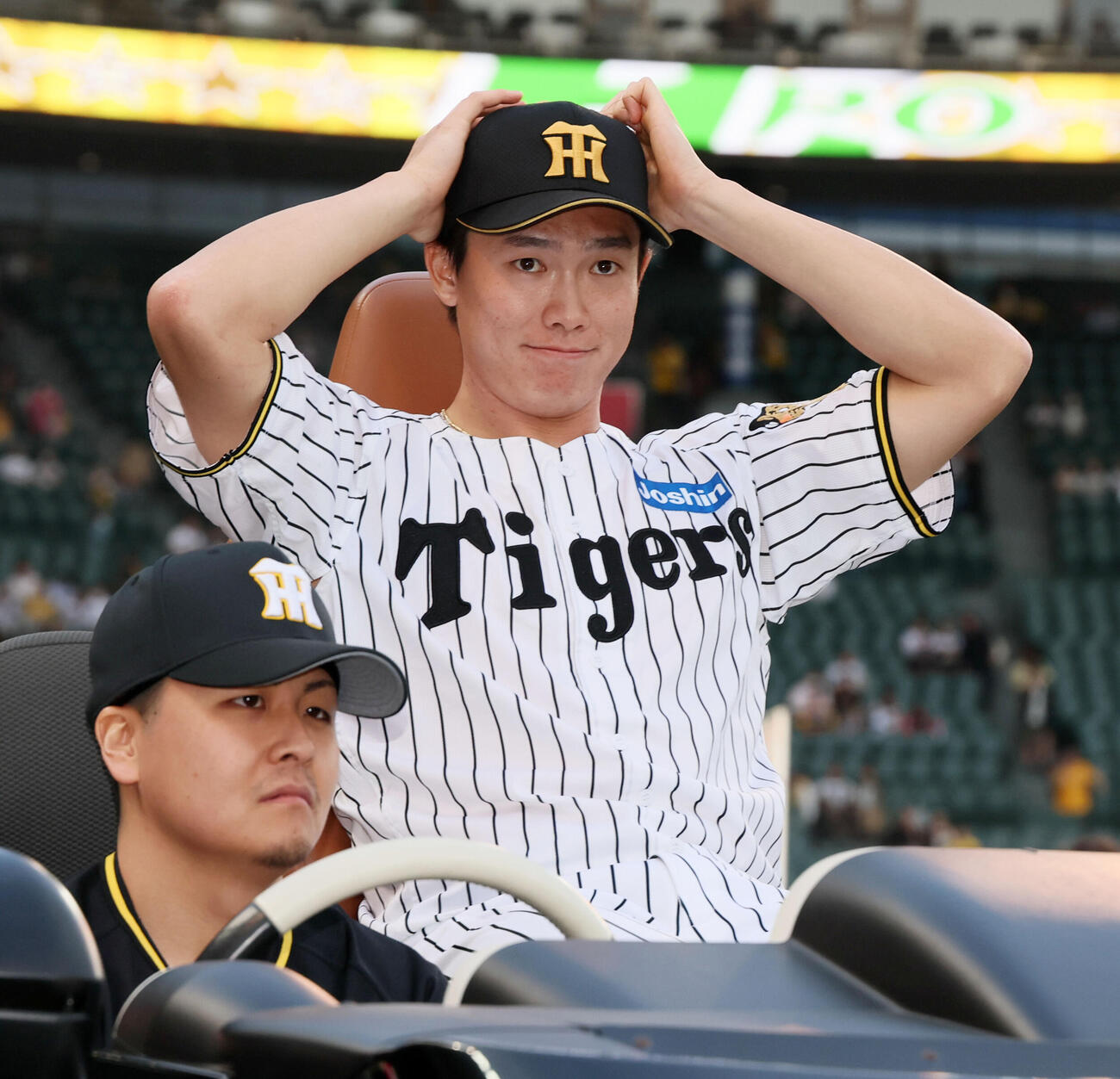 阪神対中日　リリーフカーに乗って場内1周に向かう阪神湯浅（撮影・加藤哉）