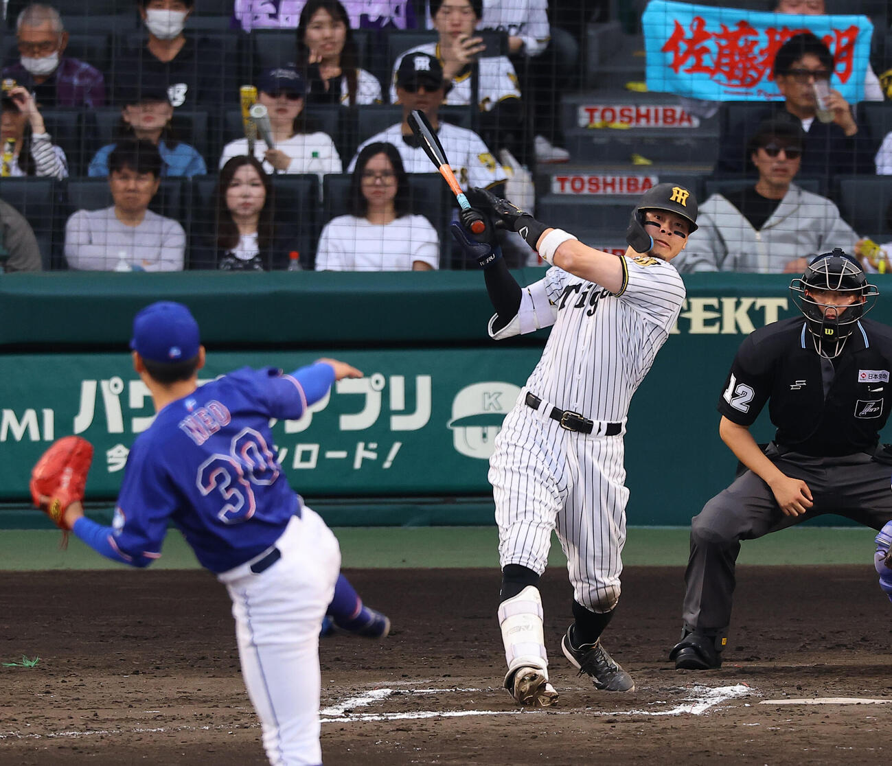 阪神対中日　7回裏阪神無死、佐藤は中越え本本塁打を放つ（撮影・上田博志）