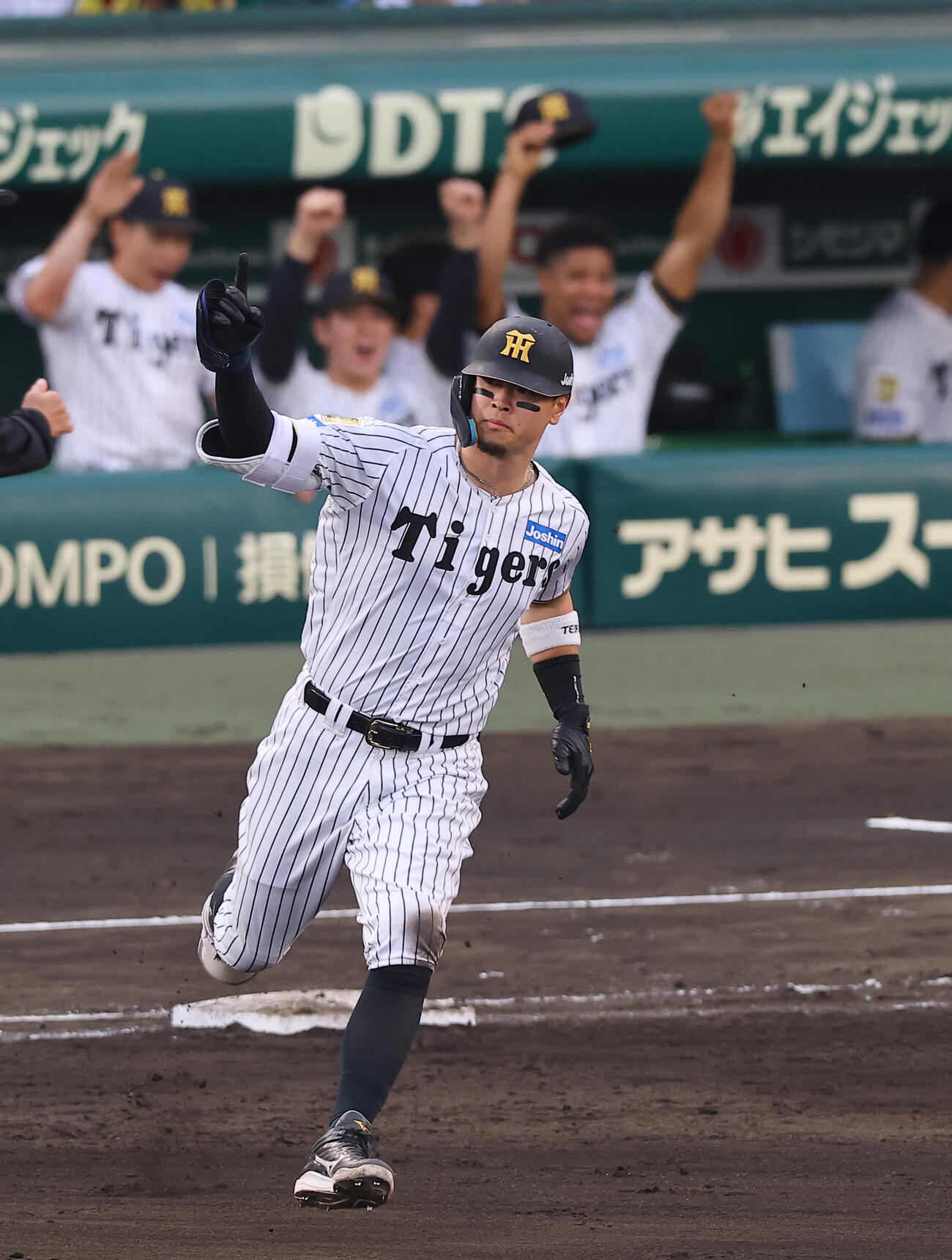 阪神対中日　7回裏阪神無死、佐藤は中越え本塁打を放ち右手を突き上げる（撮影・上田博志）