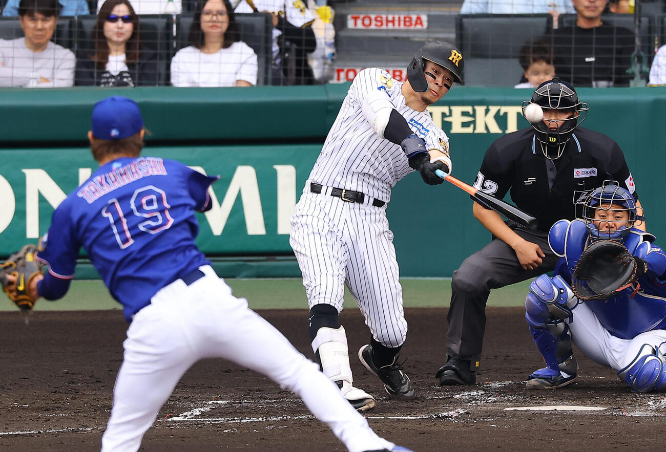 阪神対中日　1回裏阪神1死二塁、佐藤は適時三塁打を放つ。投手高橋宏（撮影・上田博志）