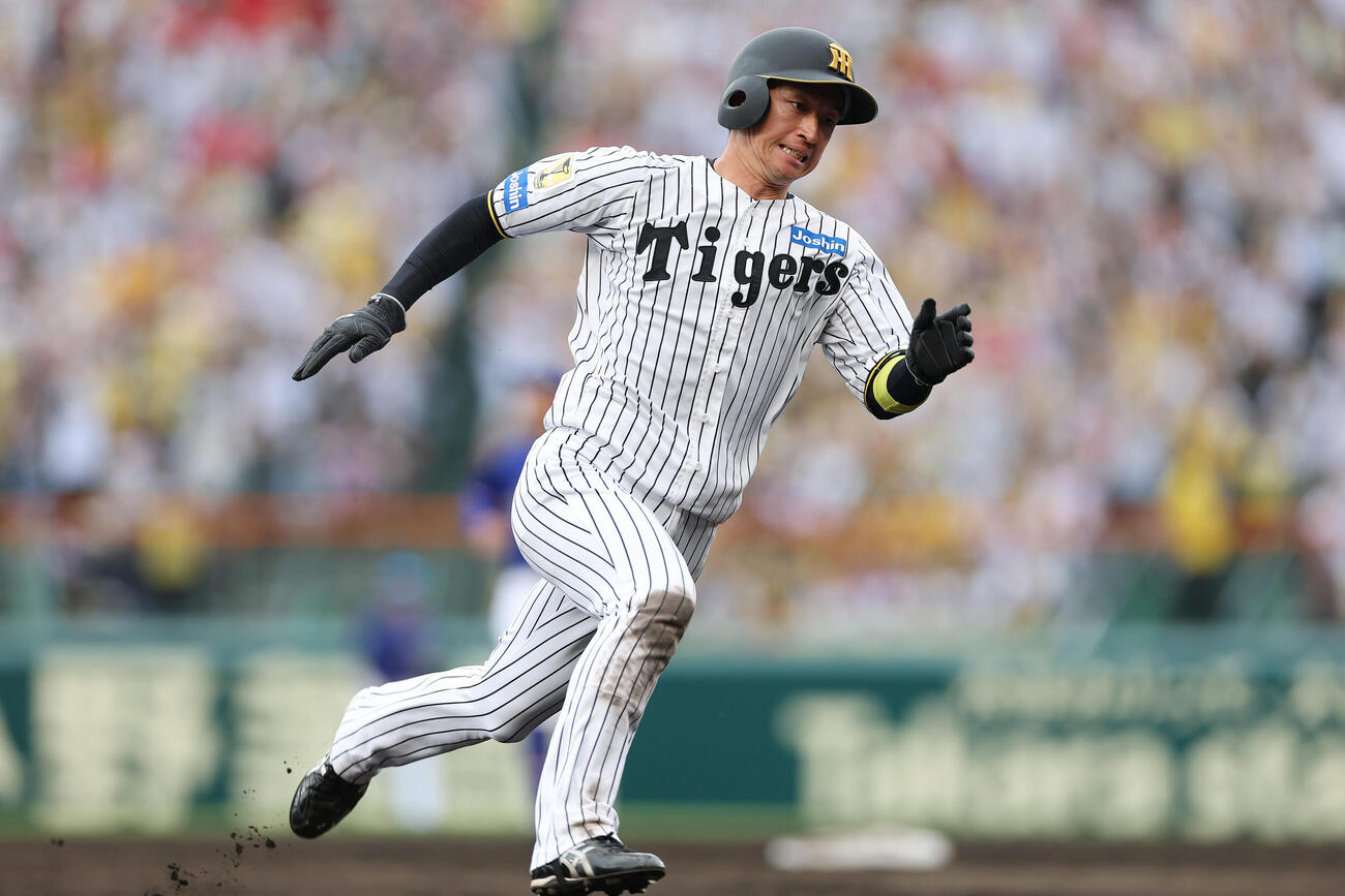 阪神対中日　5回裏阪神2死一、二塁、大山の適時打で二塁から本塁へ向かう近本（撮影・前田充）