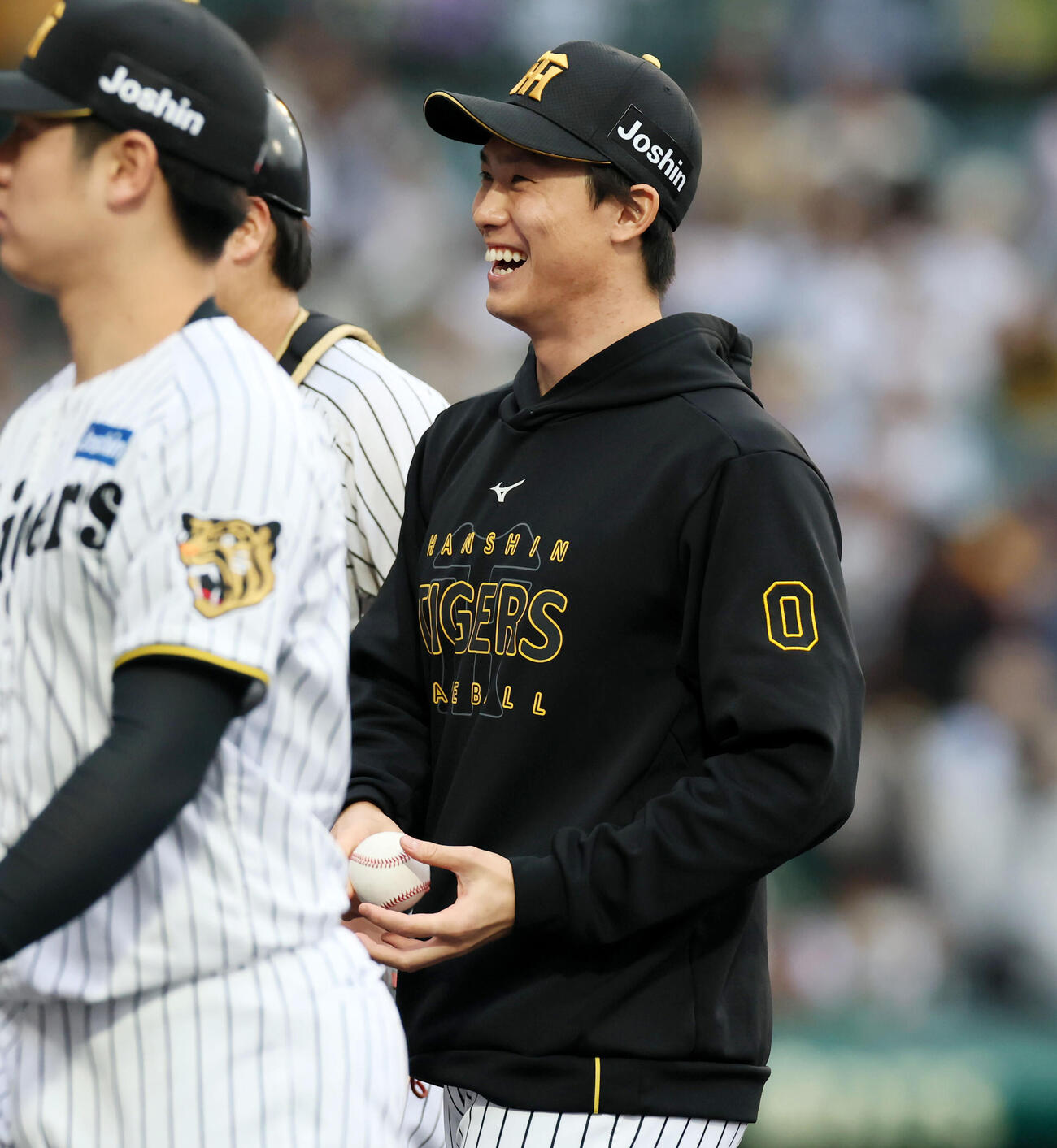 阪神対中日　勝利投手の阪神湯浅はウイニングボールを手に笑顔を見せる（撮影・加藤哉）