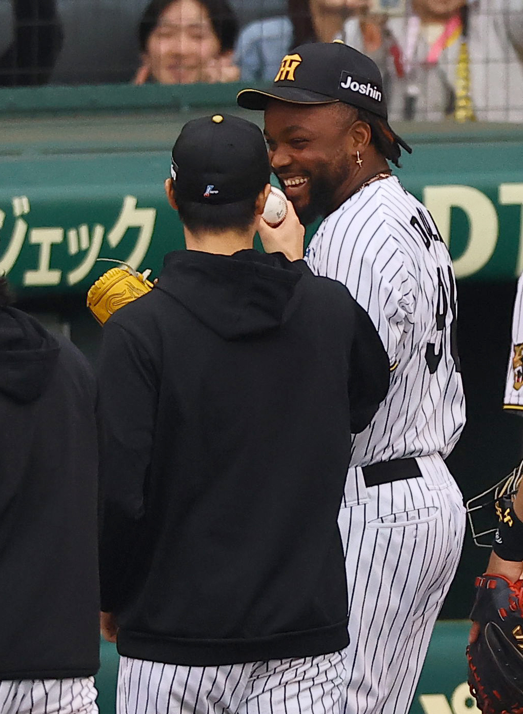 阪神対中日　3勝目を上げた湯浅（左）に笑顔を見せながら勝利球を手渡すドリス（撮影・上田博志）