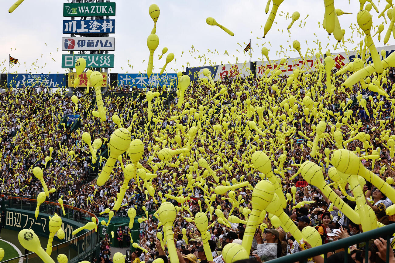 阪神対中日　ジェット風船を上げて応援する阪神ファン（撮影・上田博志）