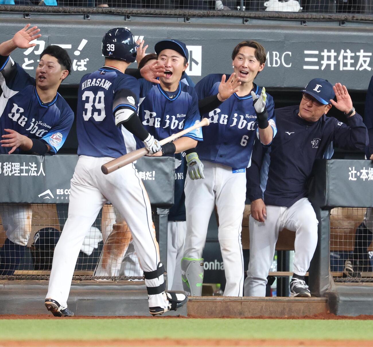 日本ハム対西武　9回表、2点本塁打を放った平沢を出迎えるナイン（撮影・黒川智章）