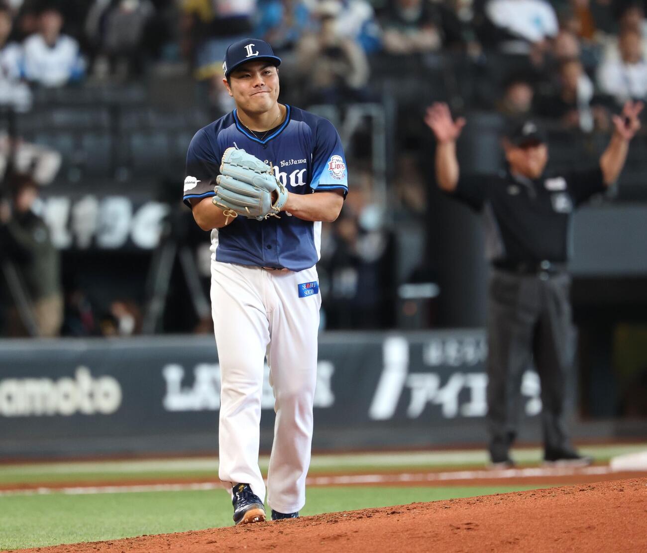 日本ハム対西武　3回裏、失点し顔をしかめる平良（撮影・黒川智章）