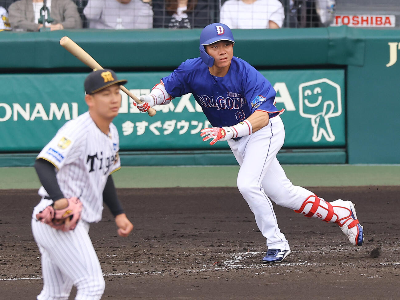 阪神対中日　2回表中日1死、大島は安打を放つ（撮影・上田博志）