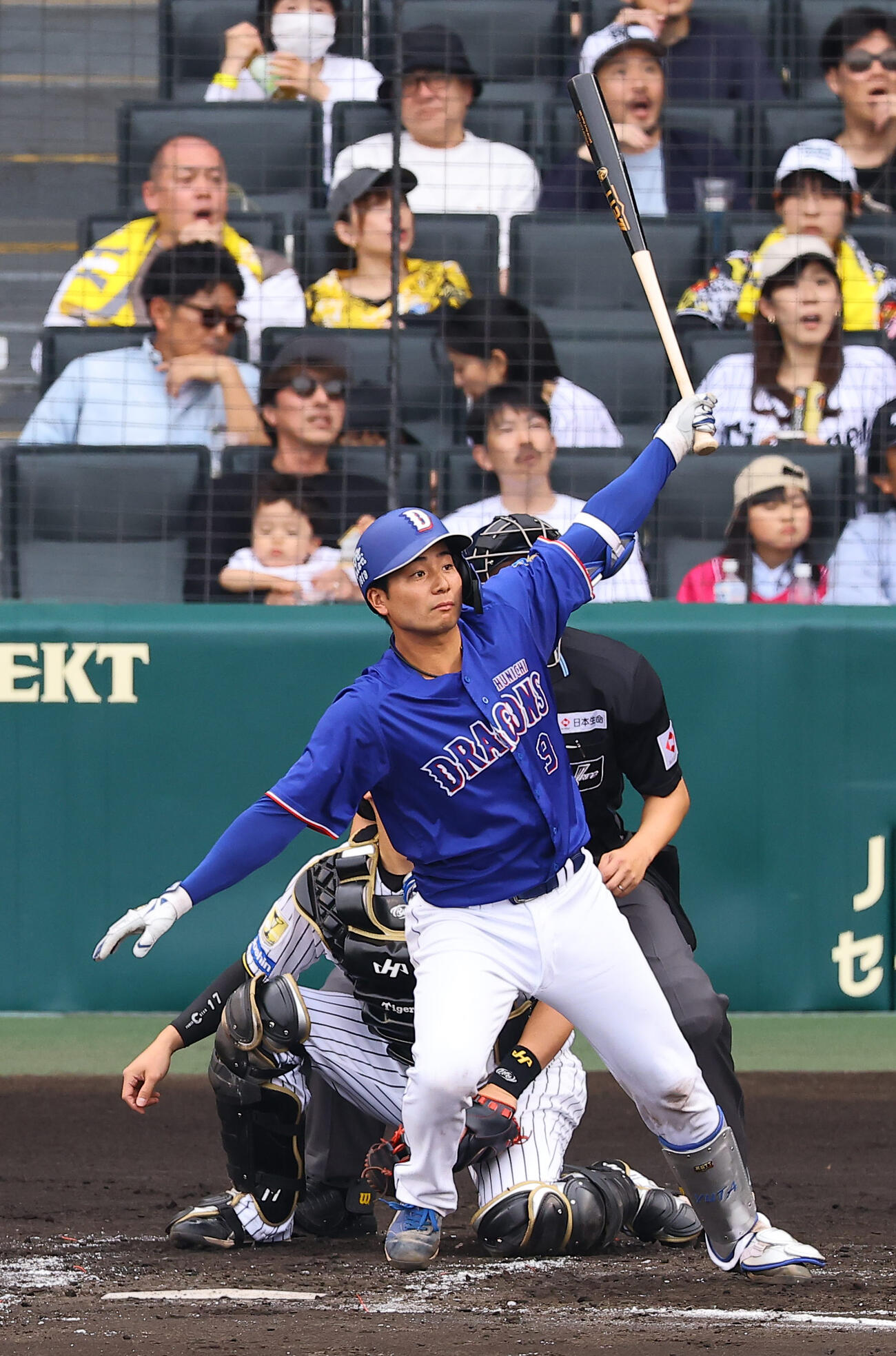 阪神対中日　2回表中日1死一塁、石伊は逆転2点本塁打を放つ（撮影・上田博志）