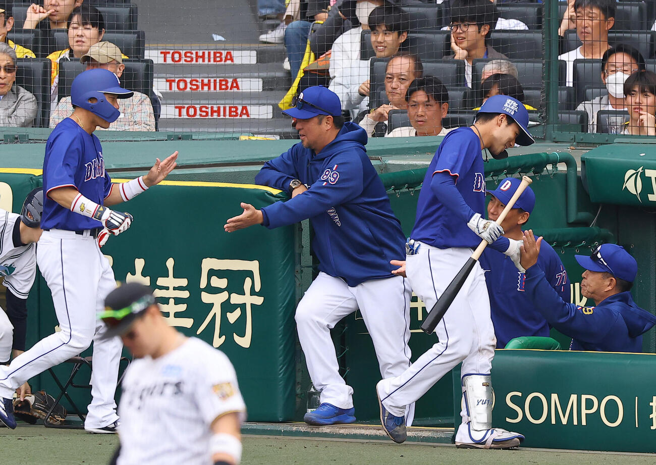 阪神対中日　2回表中日1死一塁、井上監督（右）は逆転本塁打を放った石伊をハイタッチで出迎える（撮影・上田博志）