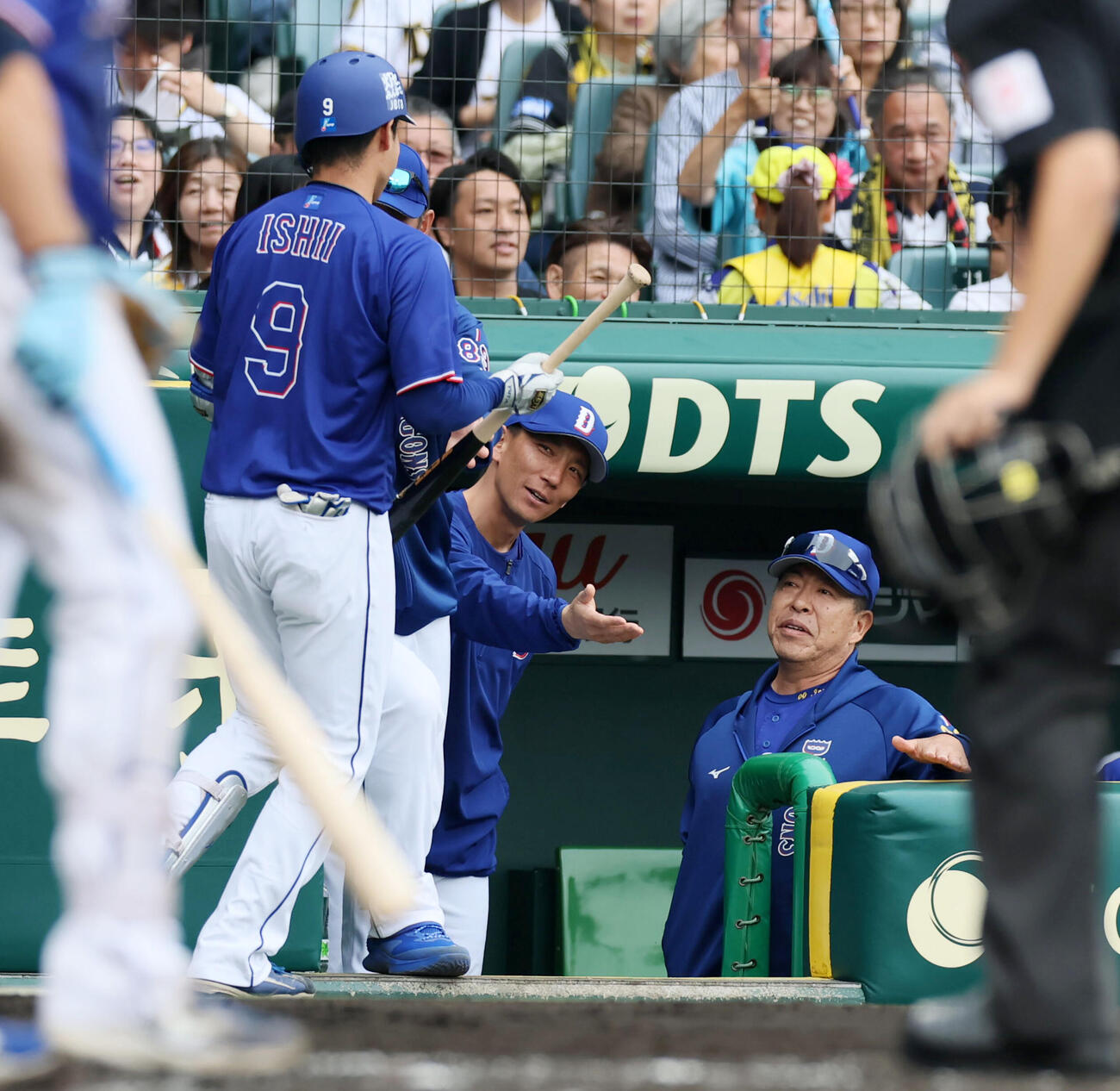 阪神対中日　2回表中日1死一塁、左越え2点本塁打を放った石伊(左）をベンチで迎える井上監督（撮影・加藤哉）