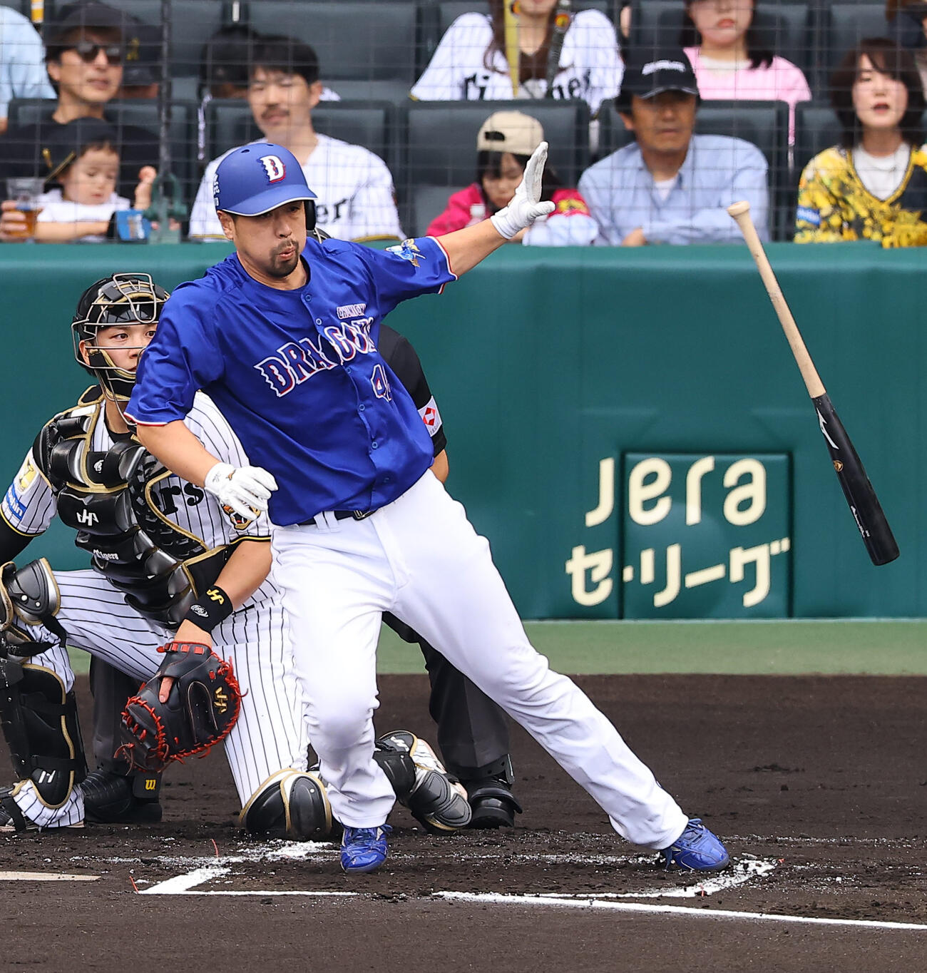 阪神対中日　1回表中日2死一、二塁、阿部は先制適時打を放つ（撮影・上田博志）