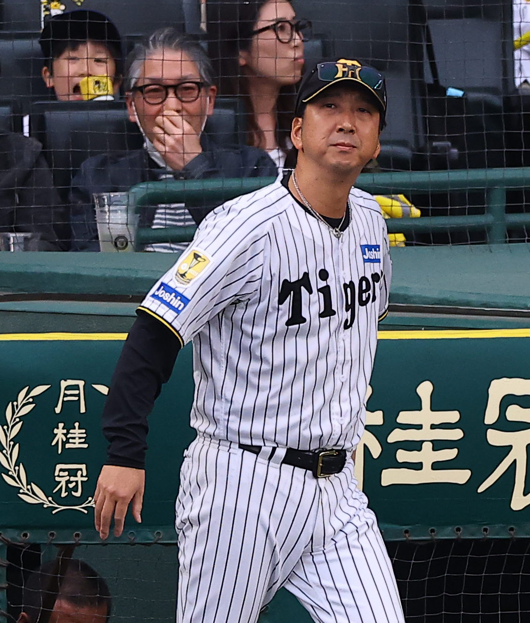 阪神対中日　選手交代を告げる藤川監督（撮影・上田博志）