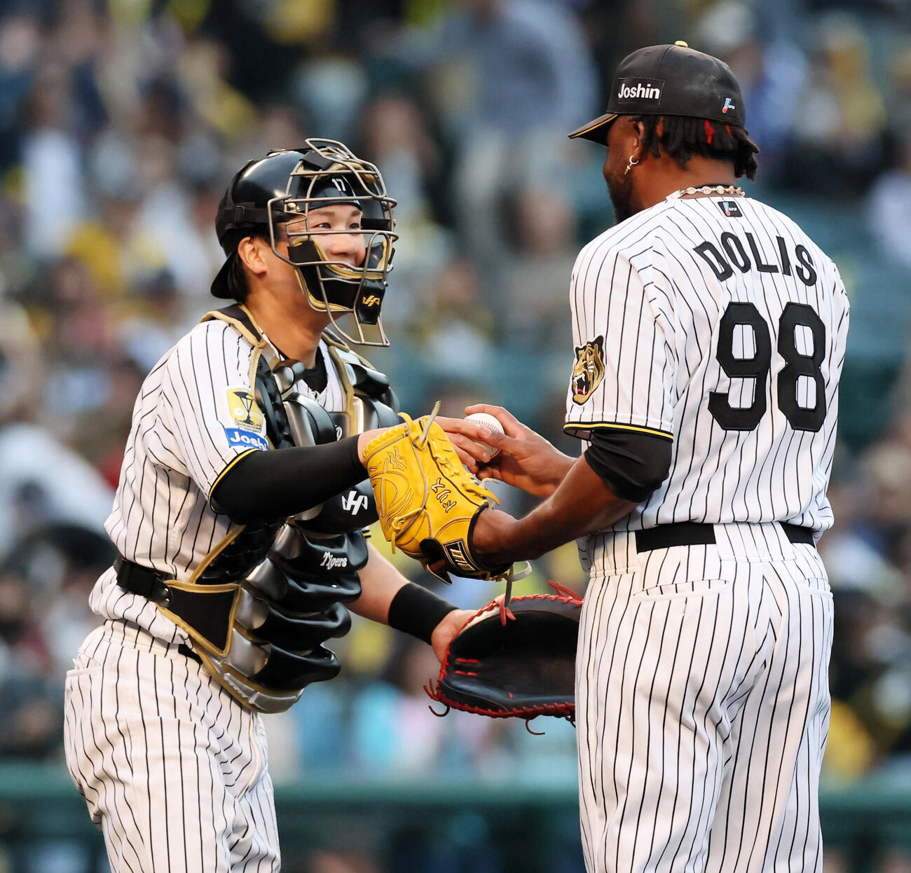 阪神対中日　中日に勝利し伏見(左）とハグする阪神ドリス（撮影・加藤哉）