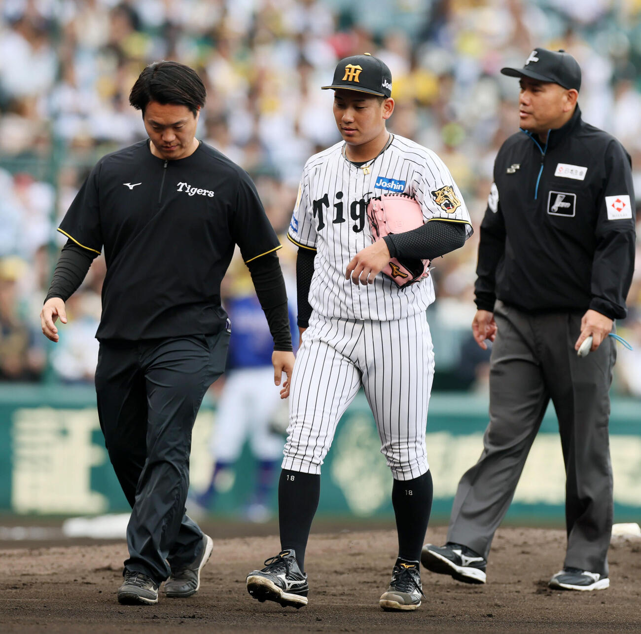 阪神対中日　2回途中で降板する阪神先発の伊原（撮影・加藤哉）