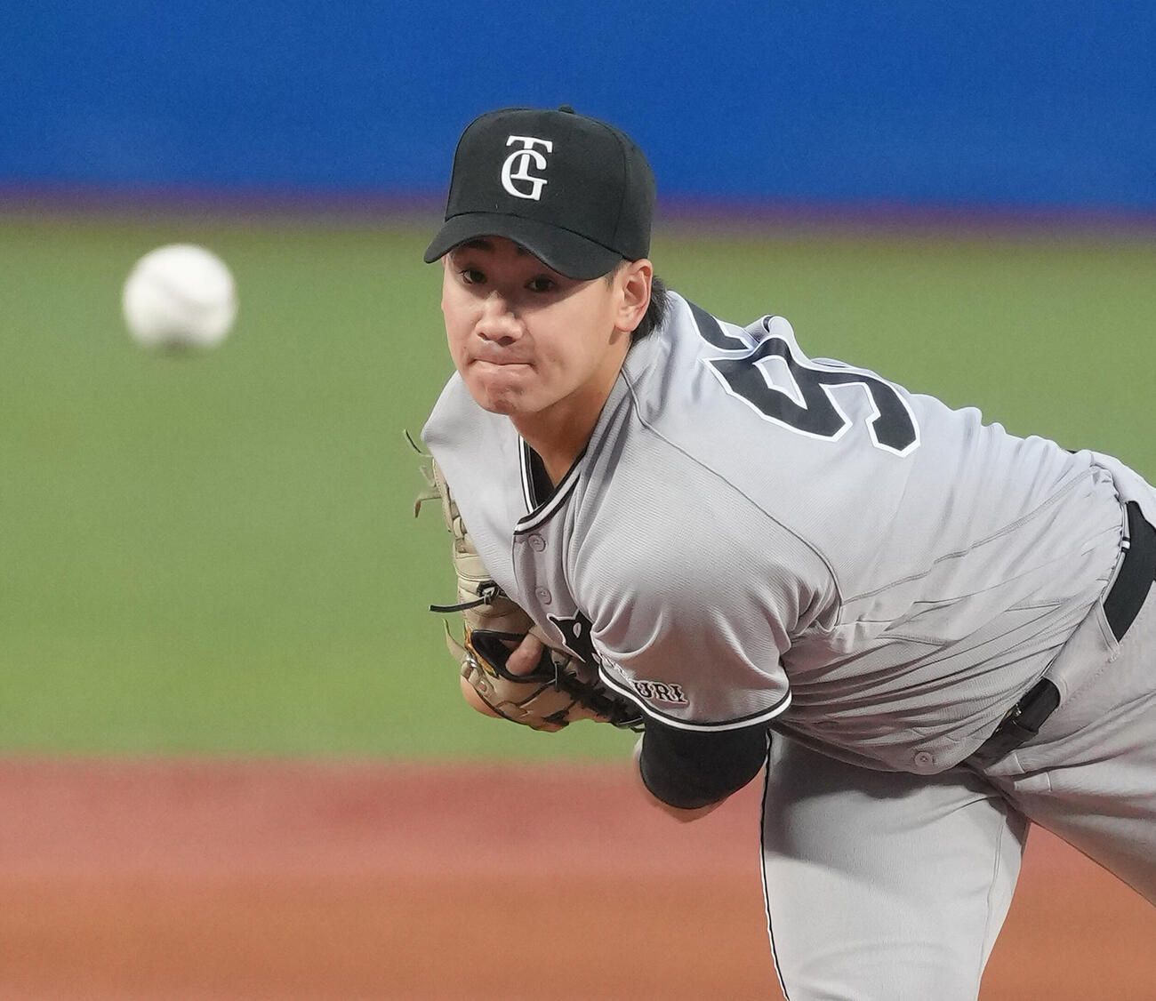 ヤクルト対巨人　巨人先発の井上（撮影・足立雅史）