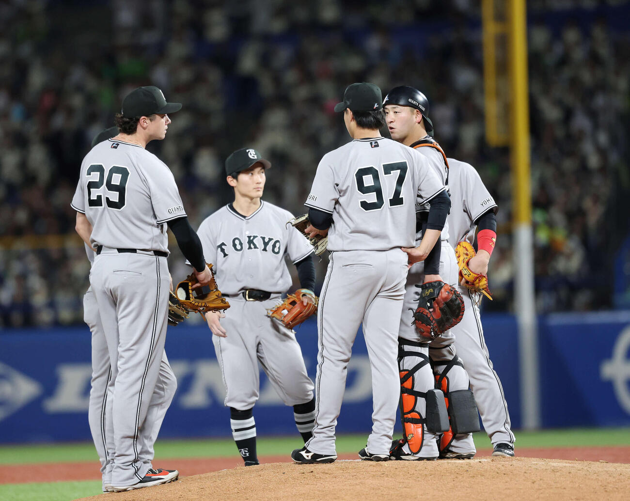 ヤクルト対巨人　4回裏ヤクルト無死一、二塁、走者を抱えマウンドに集まる巨人ナイン（撮影・増田悦実）