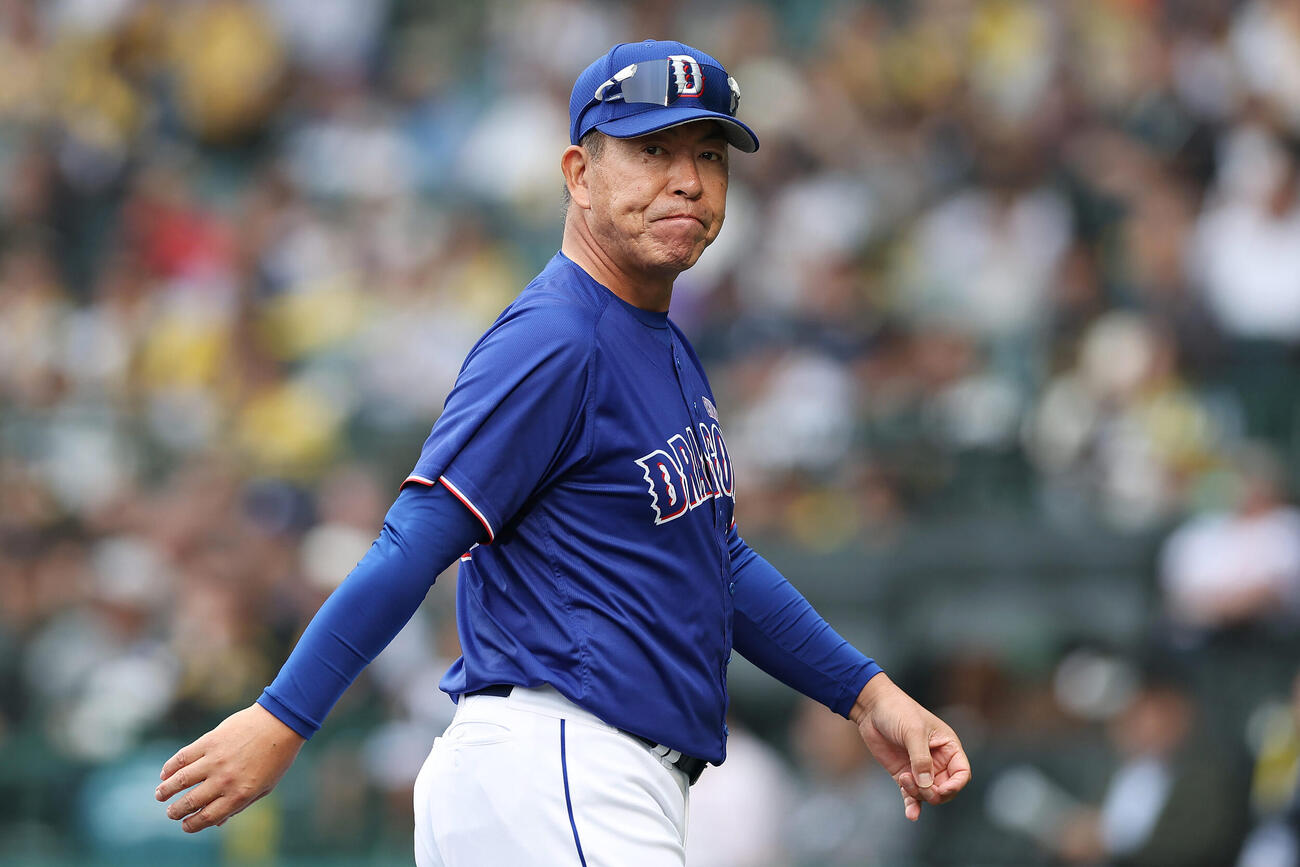 阪神対中日　6回裏阪神1死二塁、投手交代を告げた井上監督（撮影・前田充）