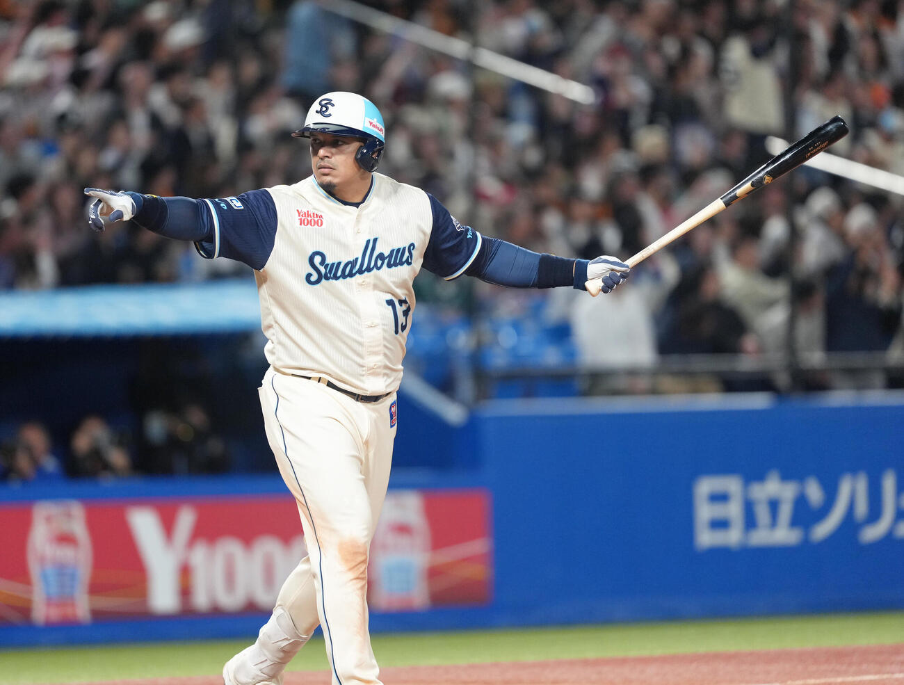 ヤクルト対巨人　4回裏ヤクルト1死一、二塁、オスナは左越えに3点本塁打を放ちベンチにアピール（撮影・足立雅史）