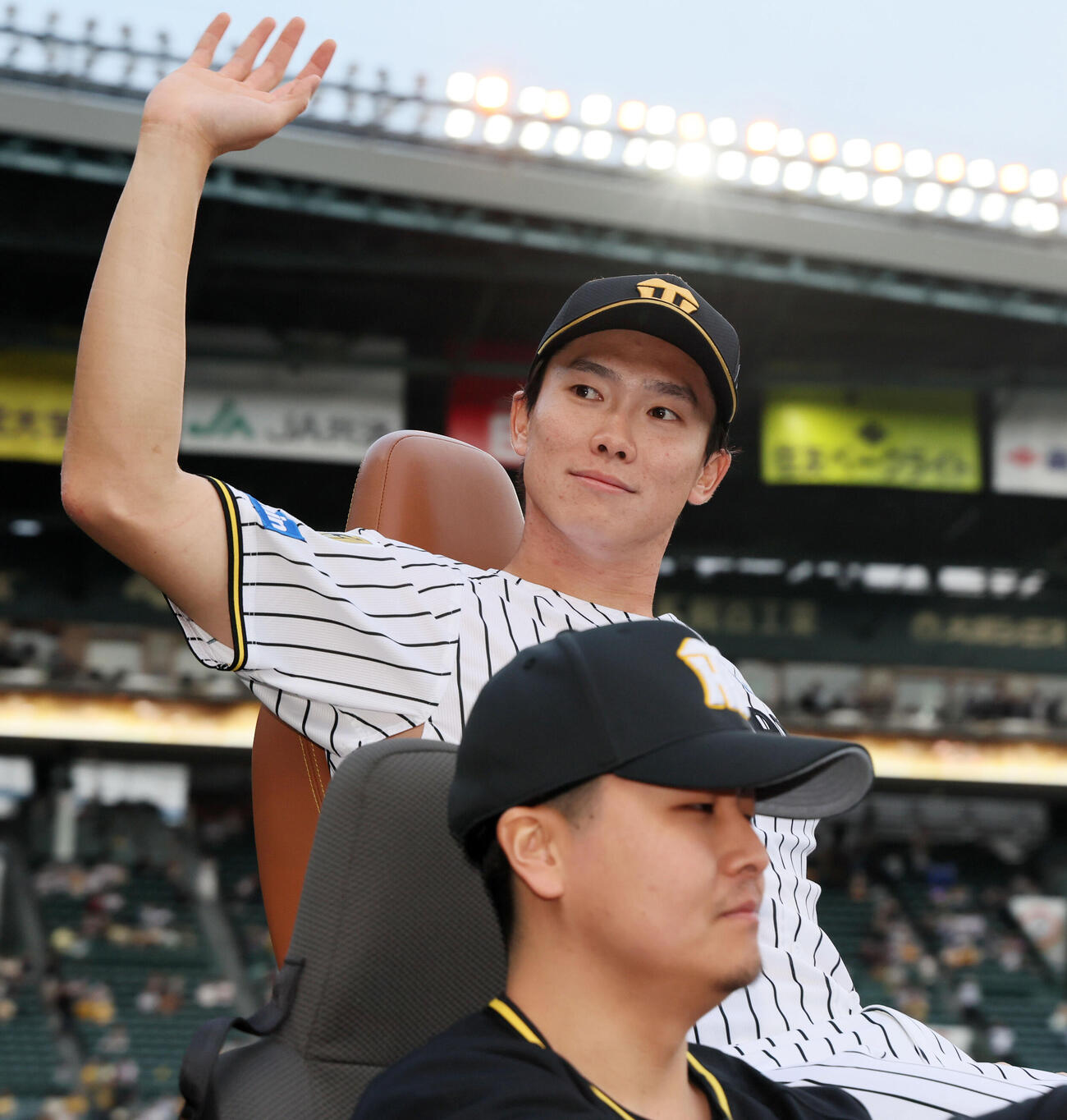 阪神対中日　リリーフカーに乗って場内1周に向かう阪神湯浅（撮影・加藤哉）