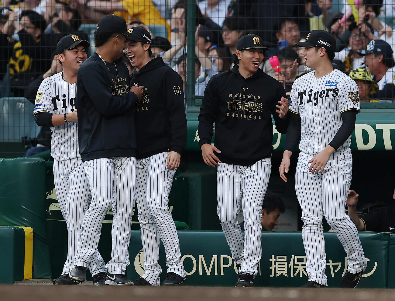 阪神対中日　中日に勝利し、喜び合う阪神の中継ぎ陣。左から桐敷、モレッタ、湯浅、工藤、石黒（撮影・前田充）