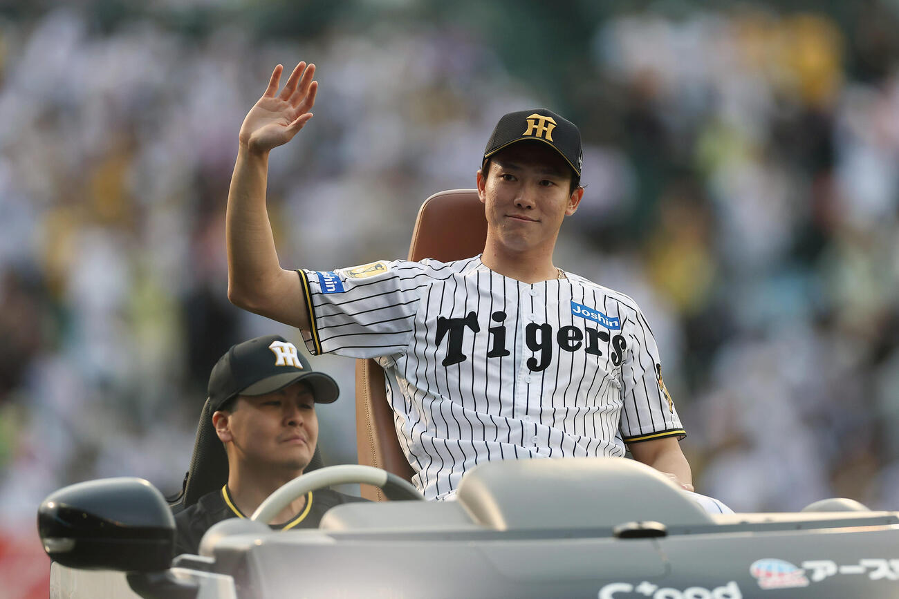 阪神対中日　中日に勝利しスタンドのファンに手を振る阪神湯浅（撮影・前田充）