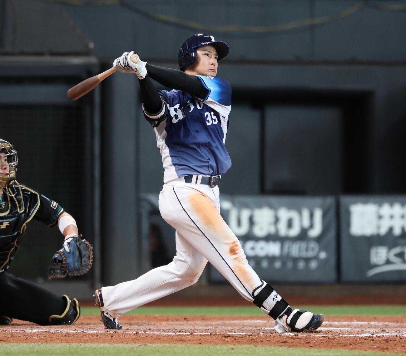 日本ハム対西武　9回表西武2死一塁、2点本塁打を放つ平沢（撮影・黒川智章）