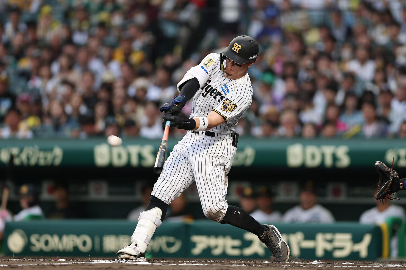 阪神対中日　7回裏阪神無死、中越え本塁打を放つ佐藤（撮影・前田充）
