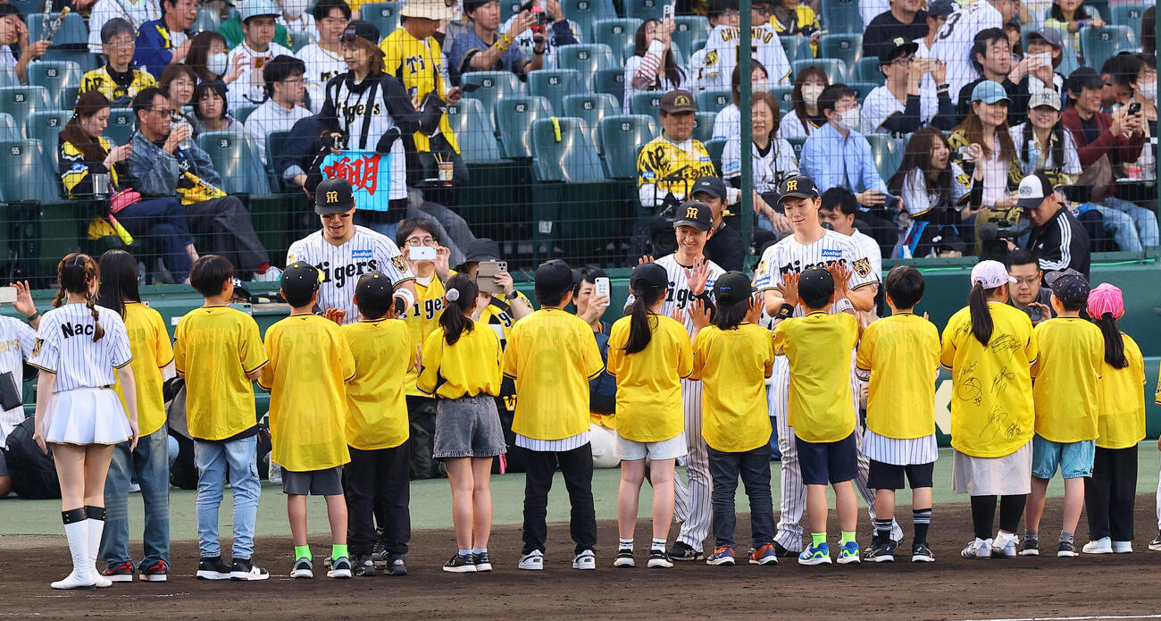 阪神対中日　ファンとハイタッチをする左から佐藤、近本、湯浅（撮影・上田博志）