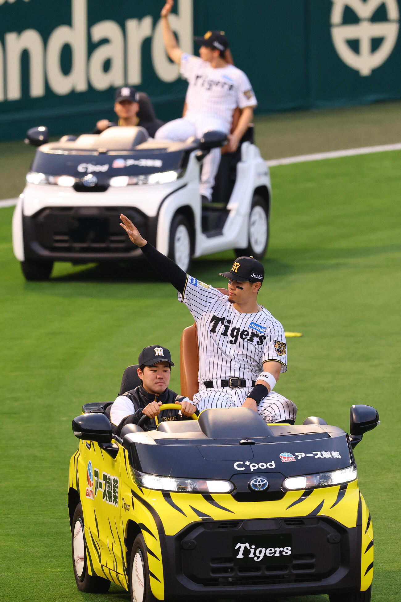 阪神対中日　リリーフカーに乗って場内を1周する佐藤（撮影・上田博志）