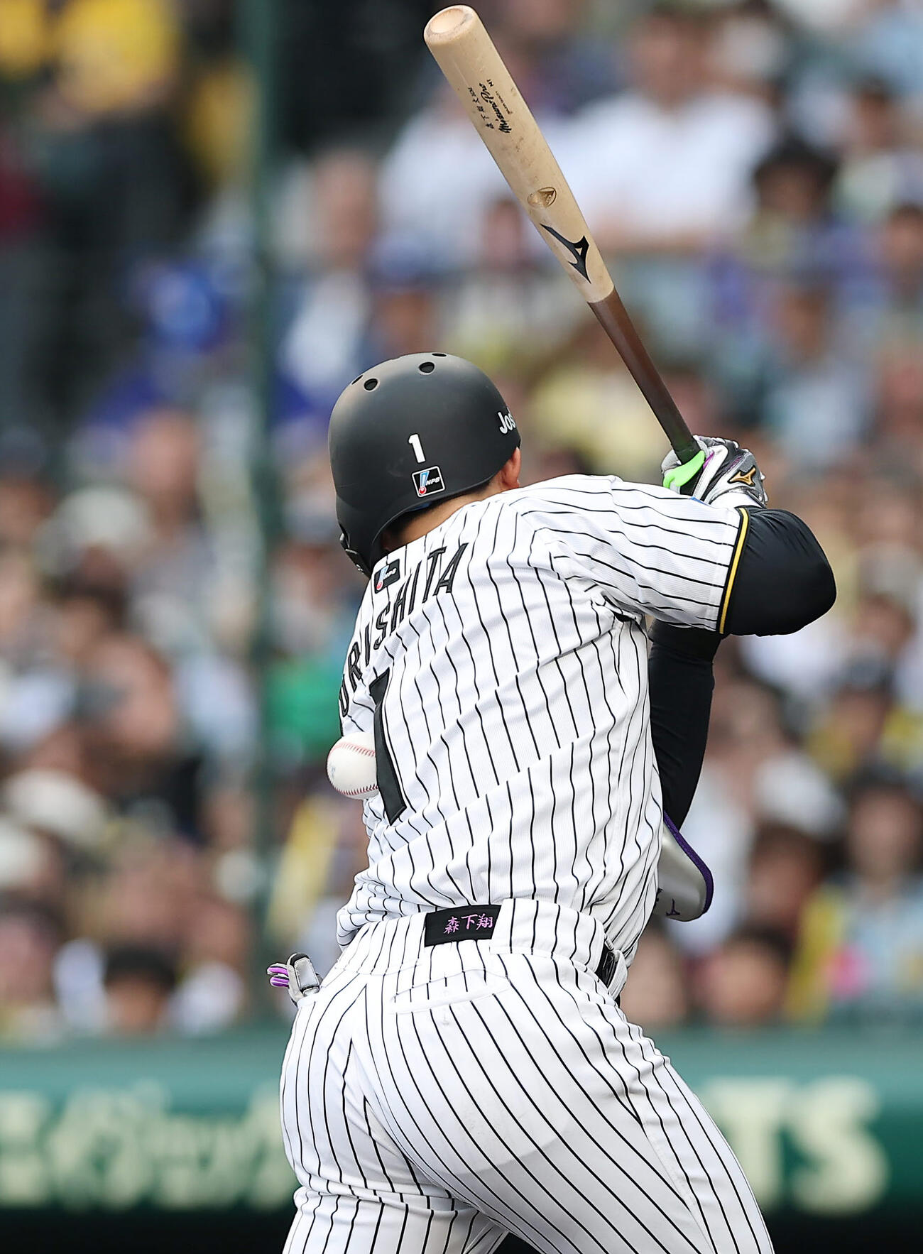 阪神対中日　5回裏阪神1死二、三塁、死球を受ける森下（撮影・前田充）