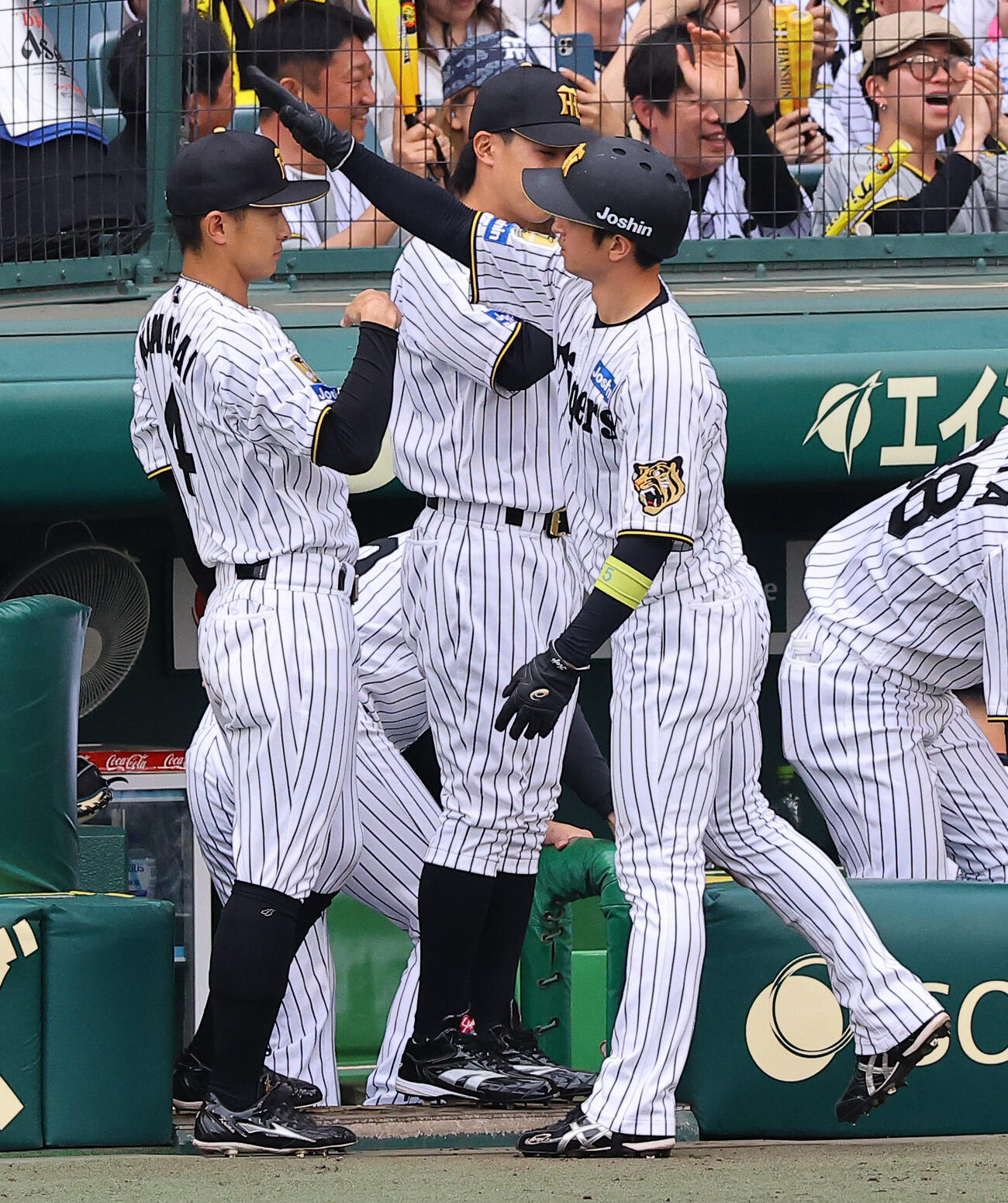 阪神対中日　5回裏阪神2死一、二塁、大山の同点適時打で生還した近本（右）は熊谷の頭をポンとたたく（撮影・上田博志）