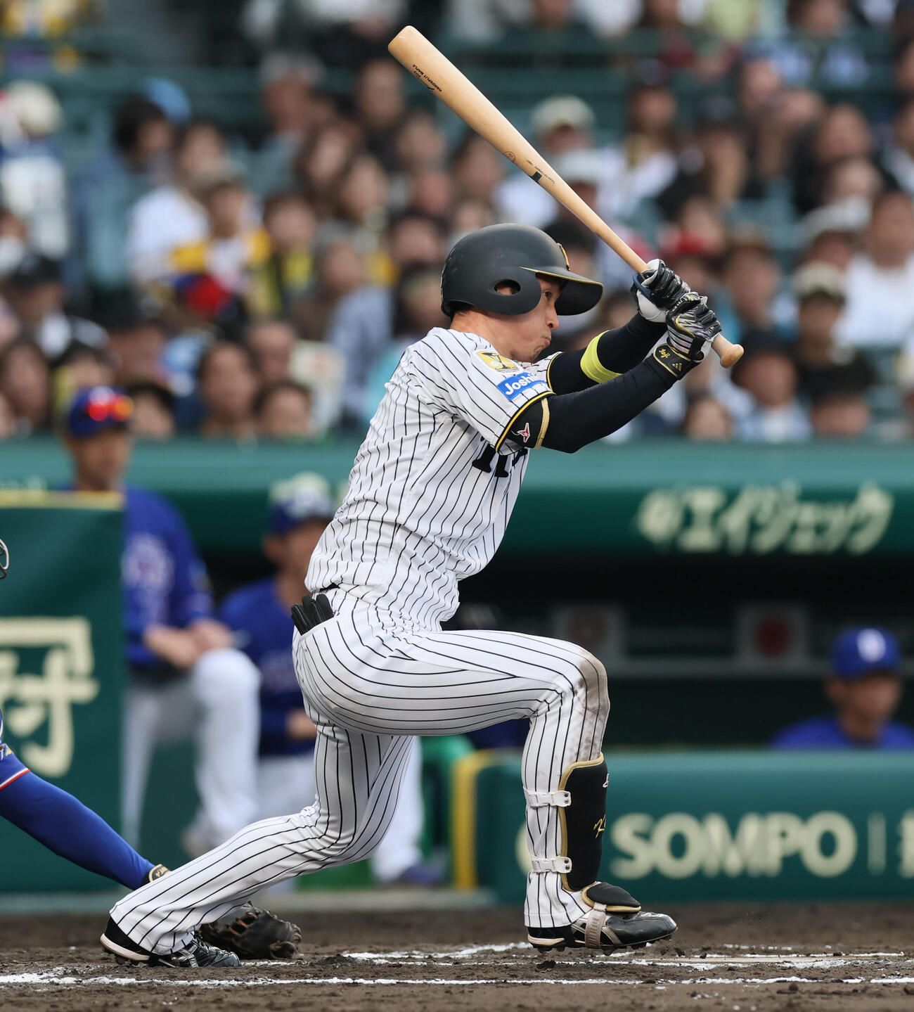 阪神対中日　6回裏阪神2死三塁、近本は右前へ勝ち越し適時打を放つ（撮影・加藤哉）