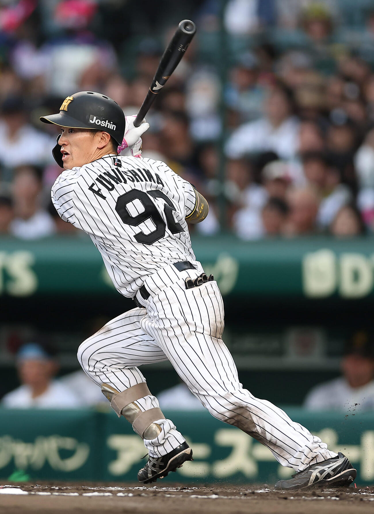 阪神対中日　8回裏阪神1死、左前打を放つ福島（撮影・前田充）