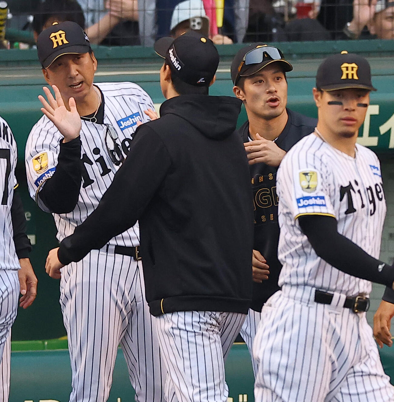 阪神対中日　藤川監督（左）は3勝目を上げた湯浅をハイタッチで出迎える（撮影・上田博志）