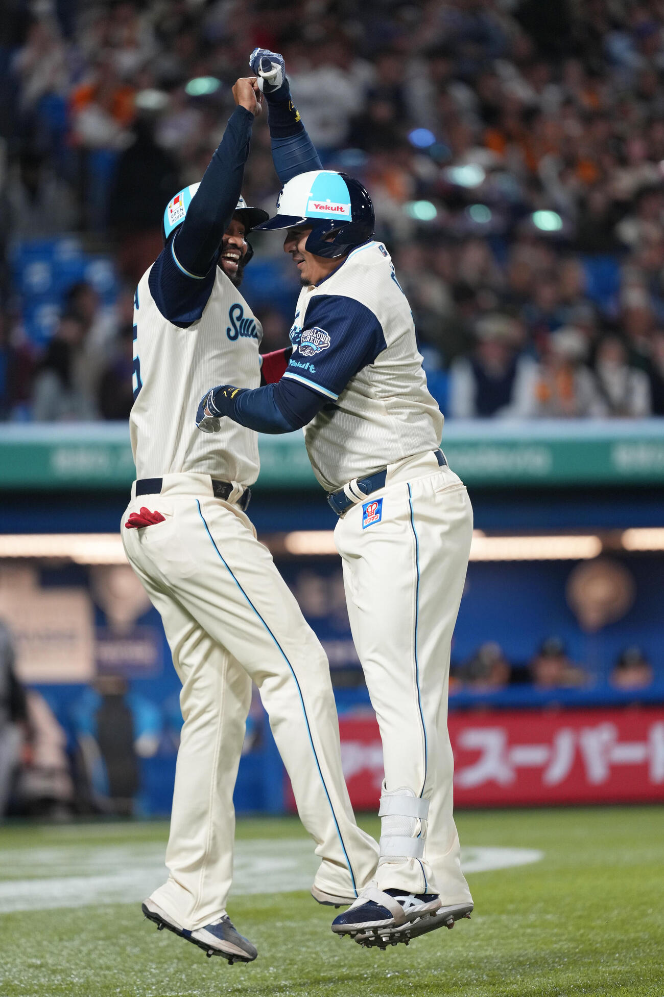 ヤクルト対巨人　4回裏ヤクルト1死一、二塁、オスナ（右）は左越え3点本塁打を放ちサンタナとタッチを交わす（撮影・足立雅史）
