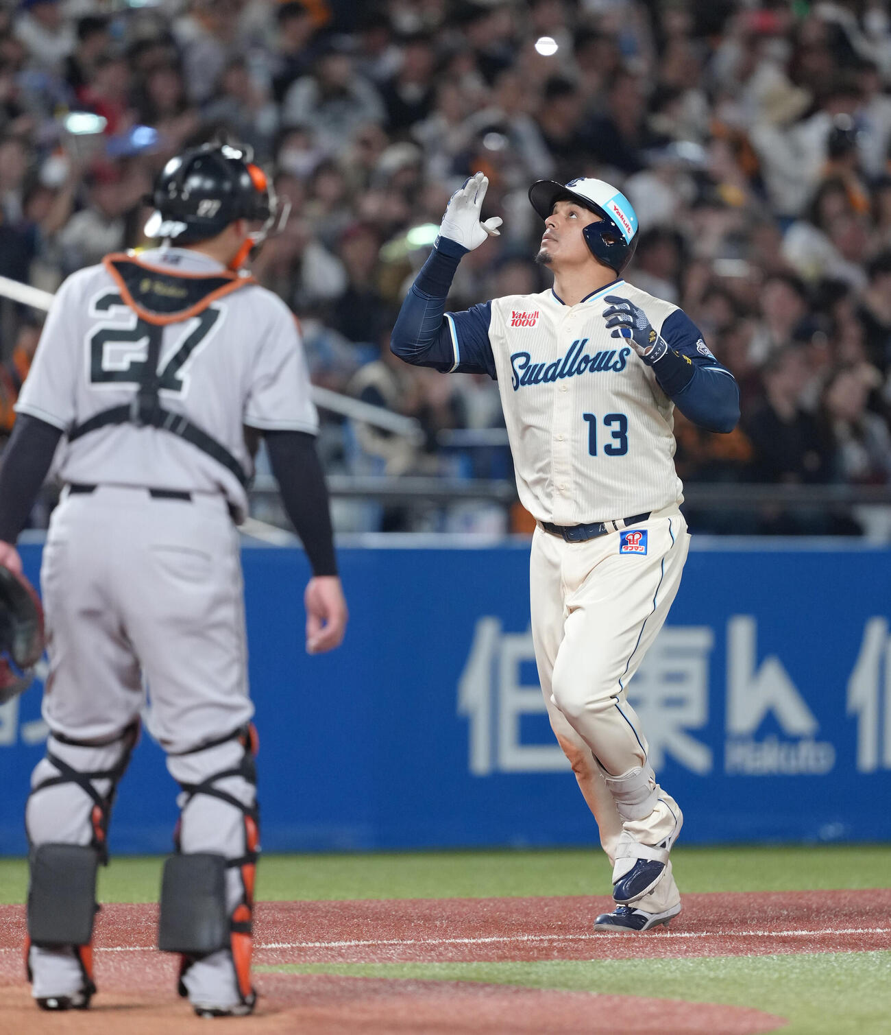 ヤクルト対巨人　4回裏ヤクルト1死一、二塁、オスナは左越え3点本塁打を放つ（撮影・足立雅史）