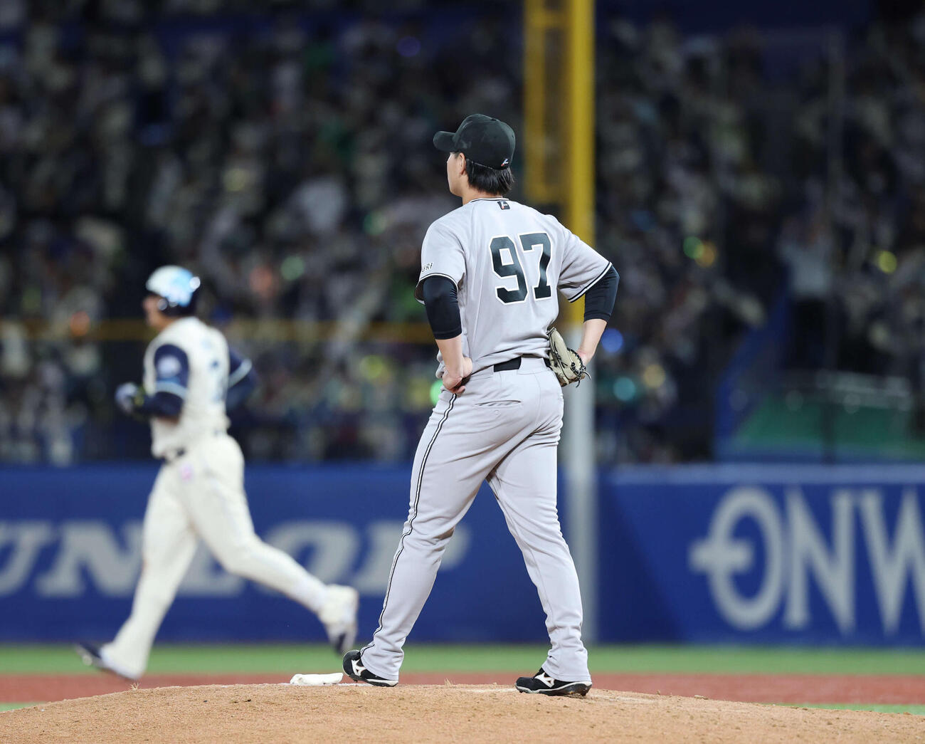ヤクルト対巨人　4回裏ヤクルト1死一、二塁、オスナに3点本塁打を浴びる井上（撮影・増田悦実）