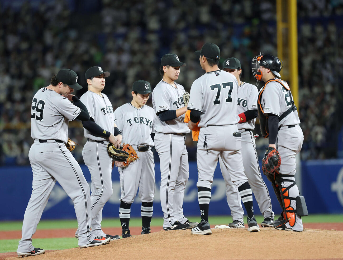 ヤクルト対巨人　4回裏ヤクルト1死一塁、走者を抱えマウンドに集まる巨人ナイン（撮影・増田悦実）