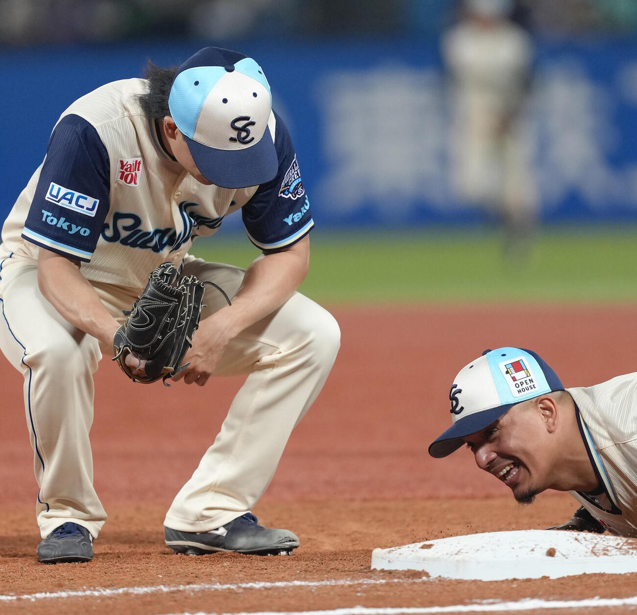 ヤクルト対巨人　5回表巨人2死二塁、井上を一ゴロに仕留め、必死の守備を見せるオスナ（右）を見つめる増居（撮影・足立雅史）