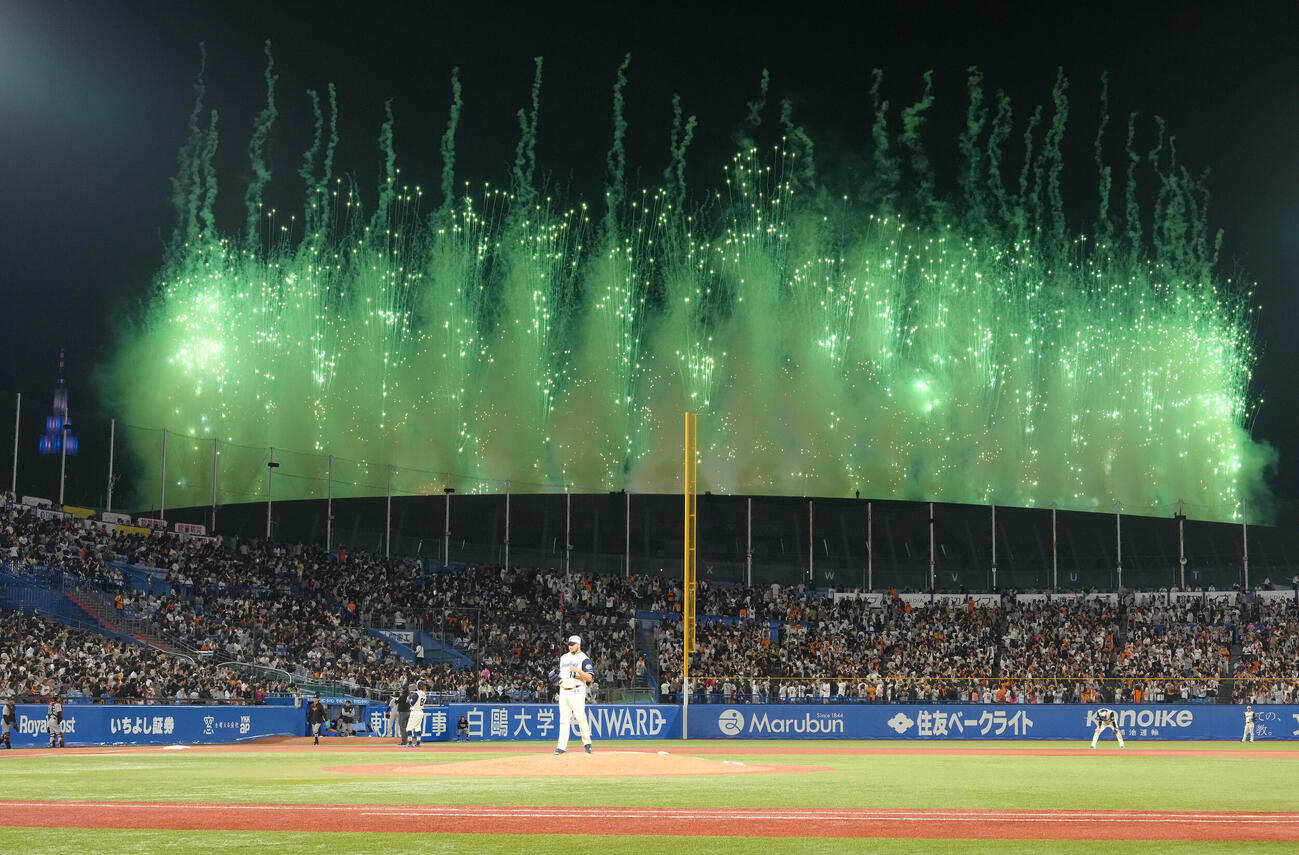 ヤクルト対巨人　9回、MUFGスタジアムから花火が上がり試合が一時中断する。投手ヤクルト・キハダ（撮影・足立雅史）