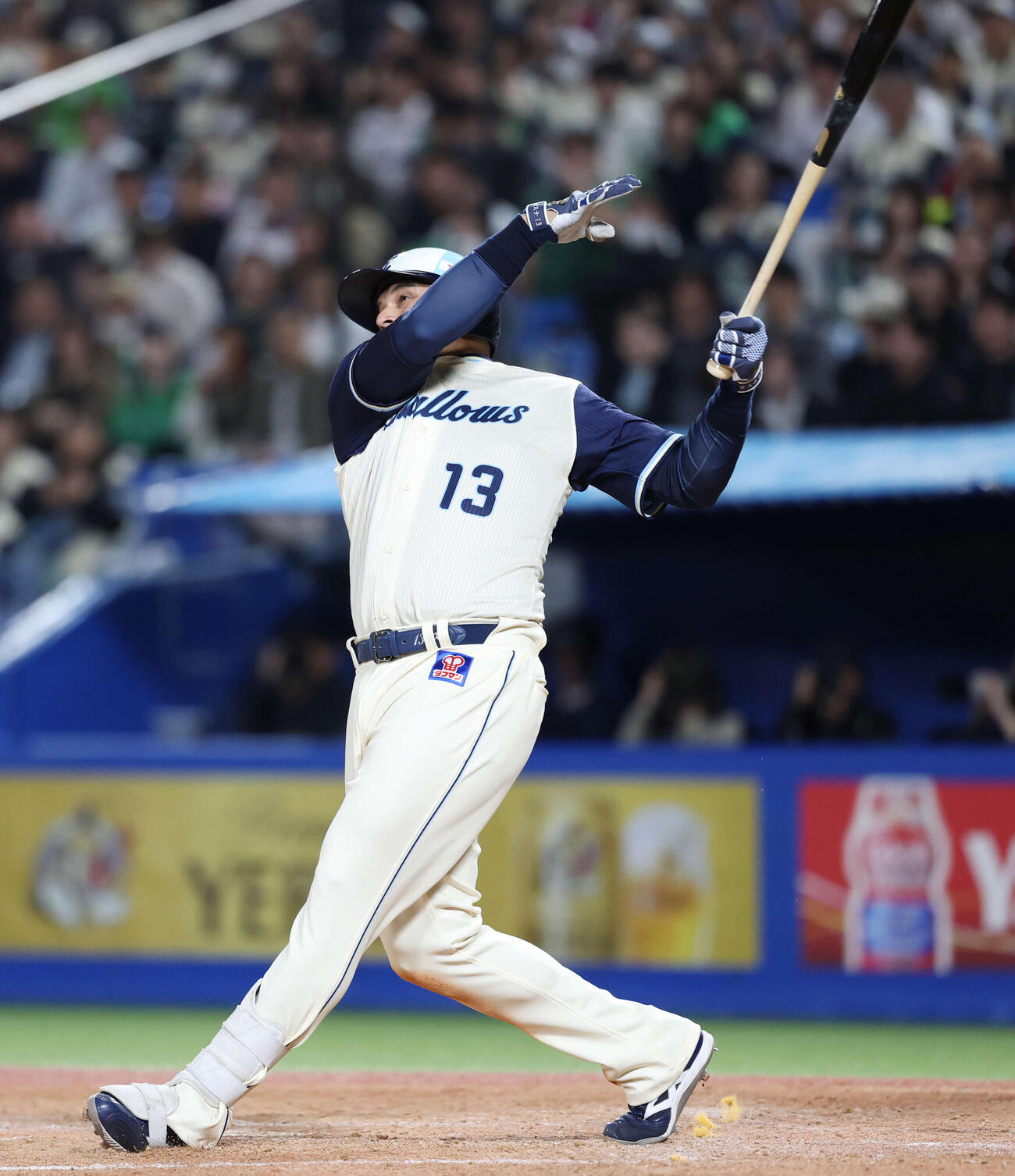 ヤクルト対巨人　4回裏ヤクルト1死一、二塁、3点本塁打を放つオスナ（撮影・増田悦実）