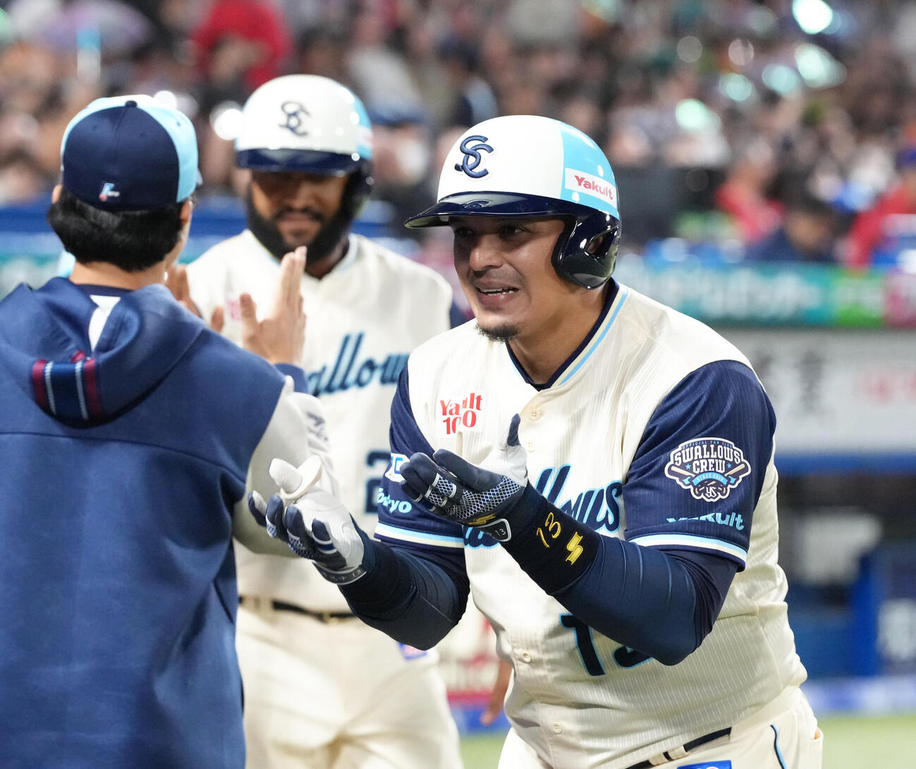 ヤクルト対巨人　4回裏ヤクルト1死一、二塁、オスナは左越え3点本塁打を放ちポーズを決める（撮影・足立雅史）