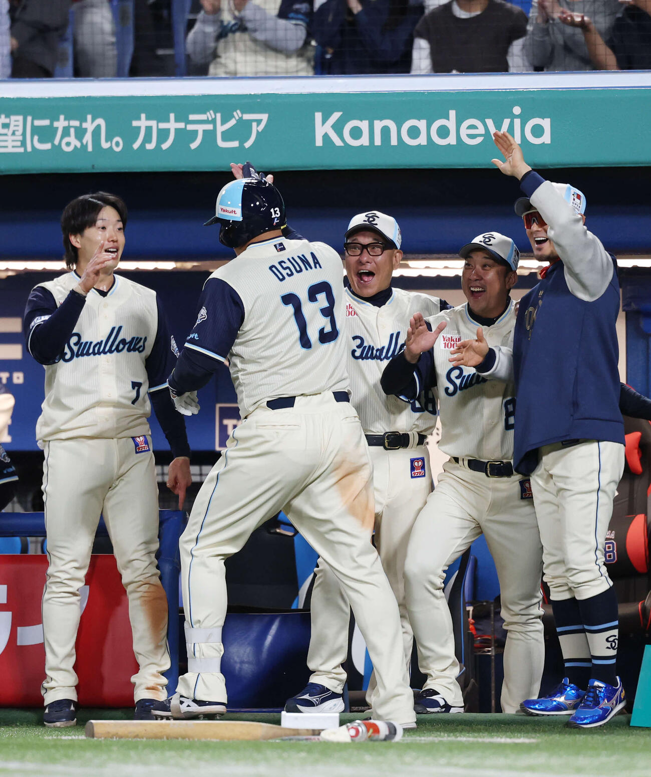ヤクルト対巨人　4回裏ヤクルト1死一、二塁、3点本塁打を放ったオスナを最高の笑顔で出迎える池山監督（右から3人目）（撮影・増田悦実）
