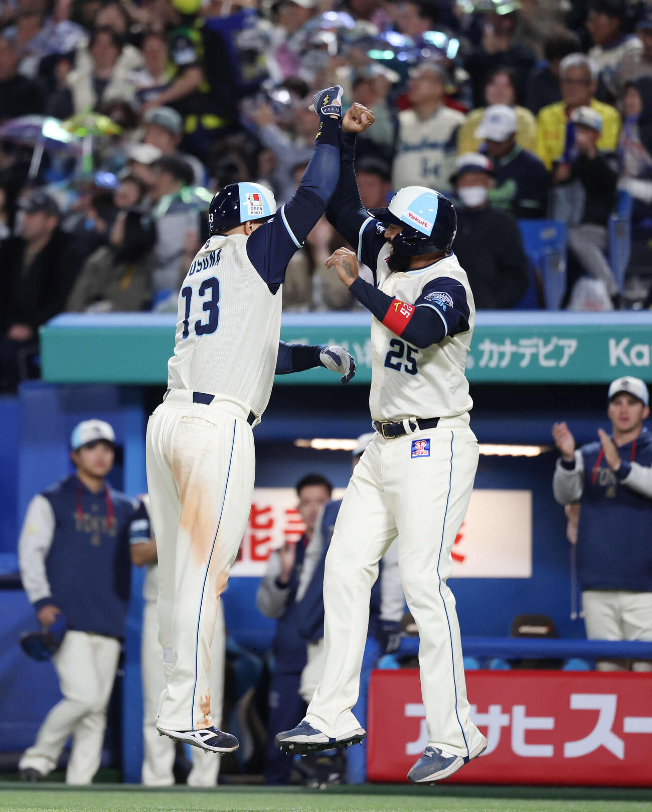 ヤクルト対巨人　4回裏ヤクルト1死一、二塁、3点本塁打を放ち生還したオスナ（左）は、サンタナとジャンピングタッチ（撮影・増田悦実）