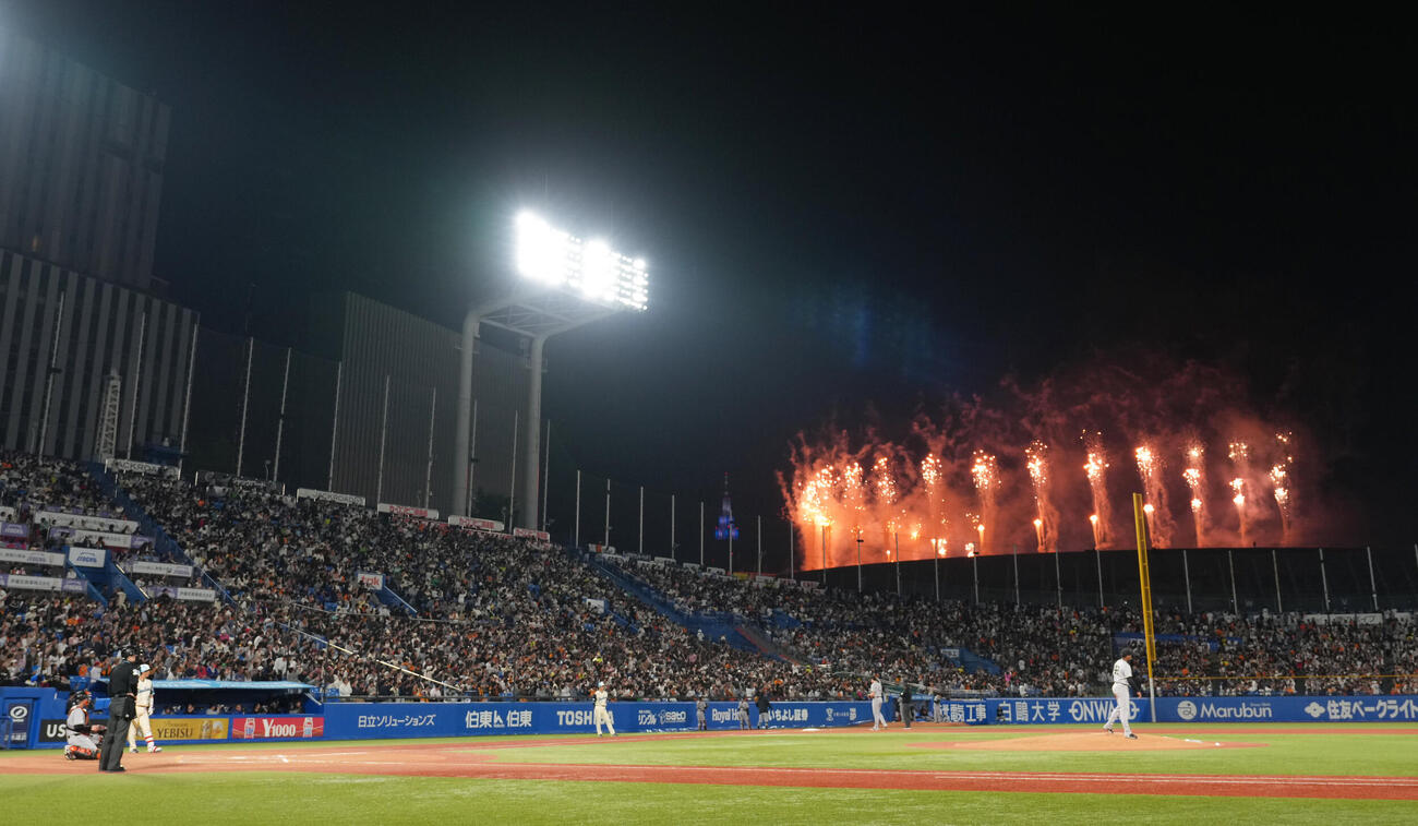 ヤクルト対巨人　7回裏途中、MUFGスタジアムで花火が打ち上がる（撮影・足立雅史）