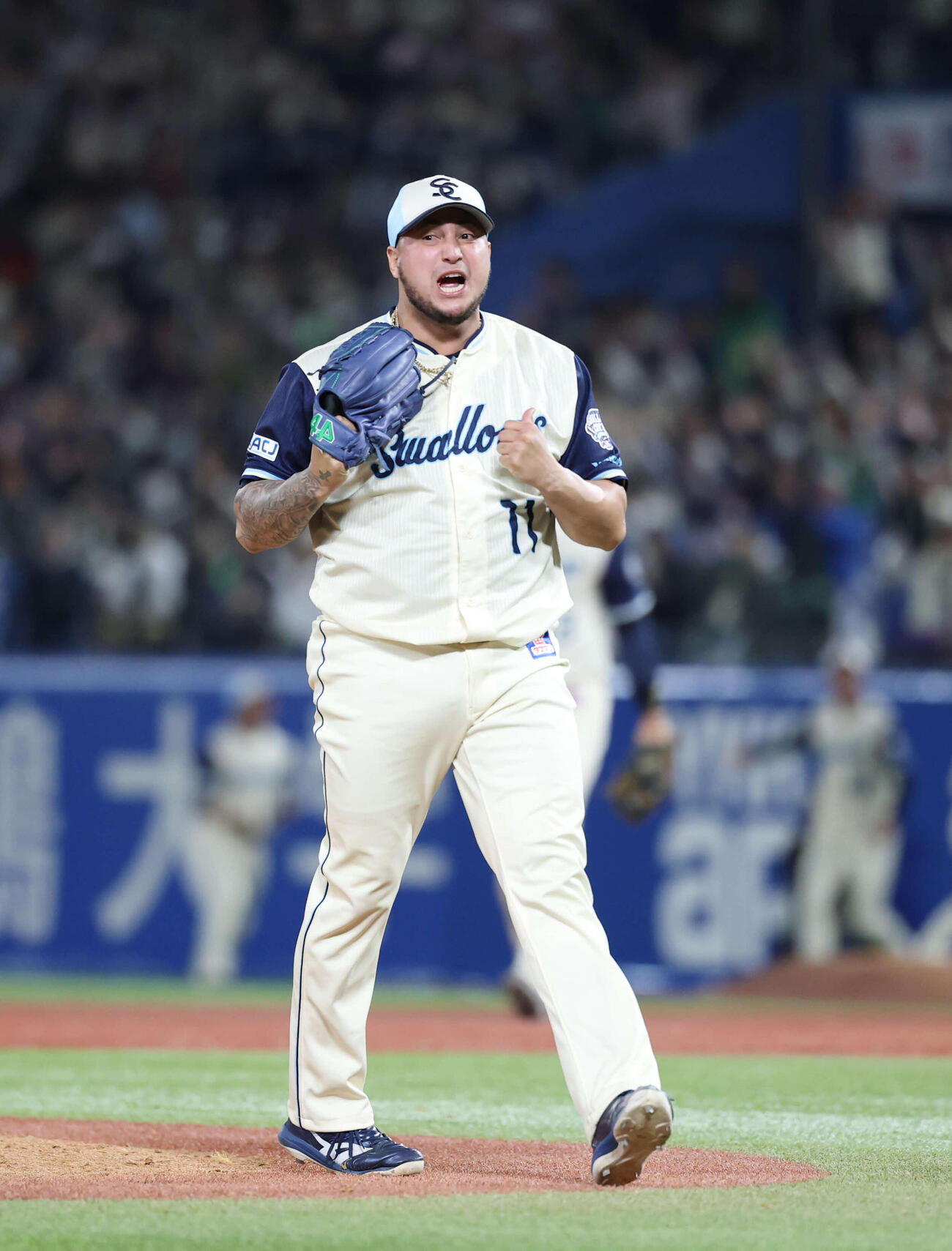 ヤクルト対巨人　9回表巨人2死一、二塁、キャベッジを三振に抑え声を上げ喜ぶキハダ（撮影・増田悦実）