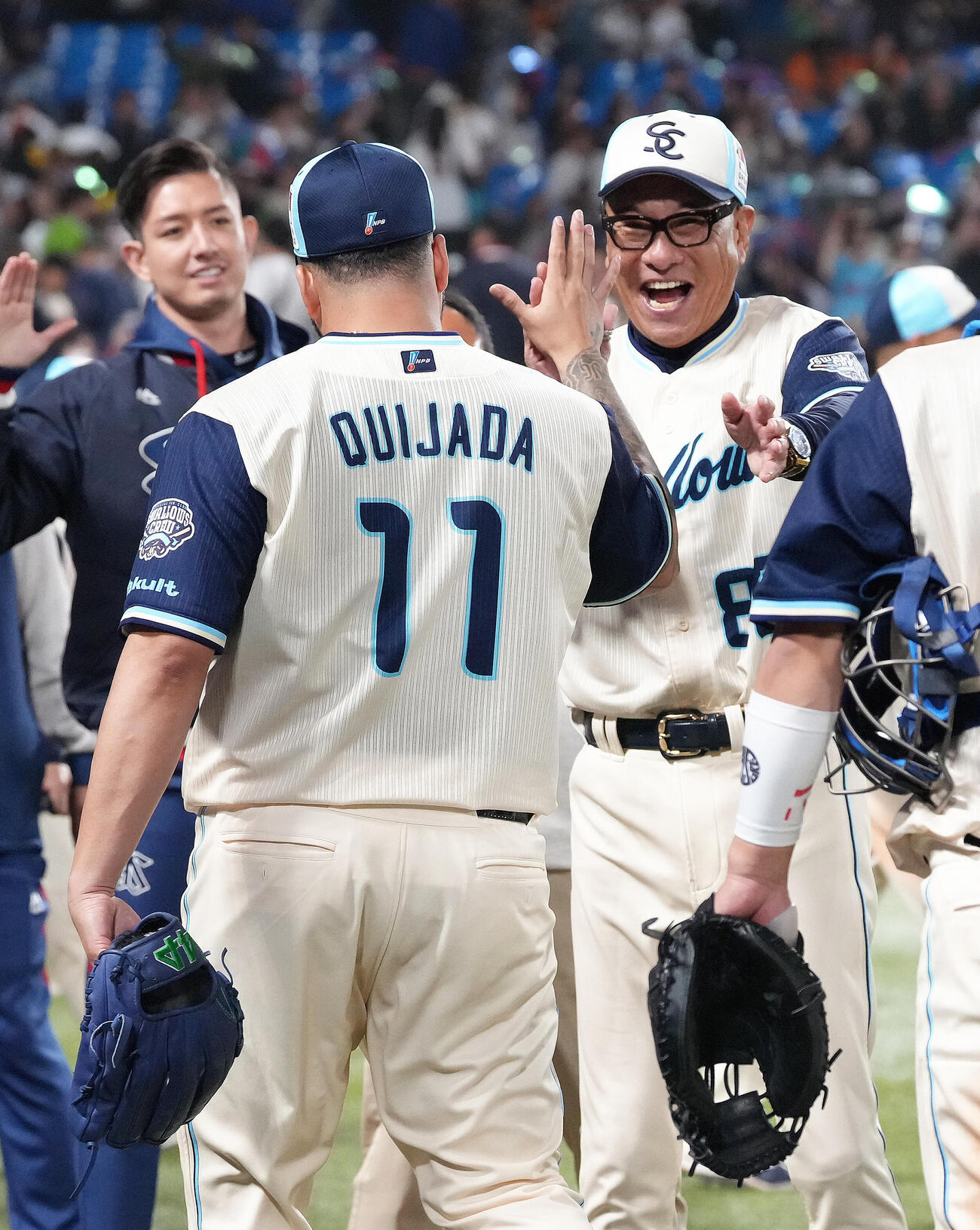 ヤクルト対巨人　NPB初登板から8試合連続セーブを挙げたヤクルトのキハダ（左）を笑顔で迎える池山監督（撮影・足立雅史）