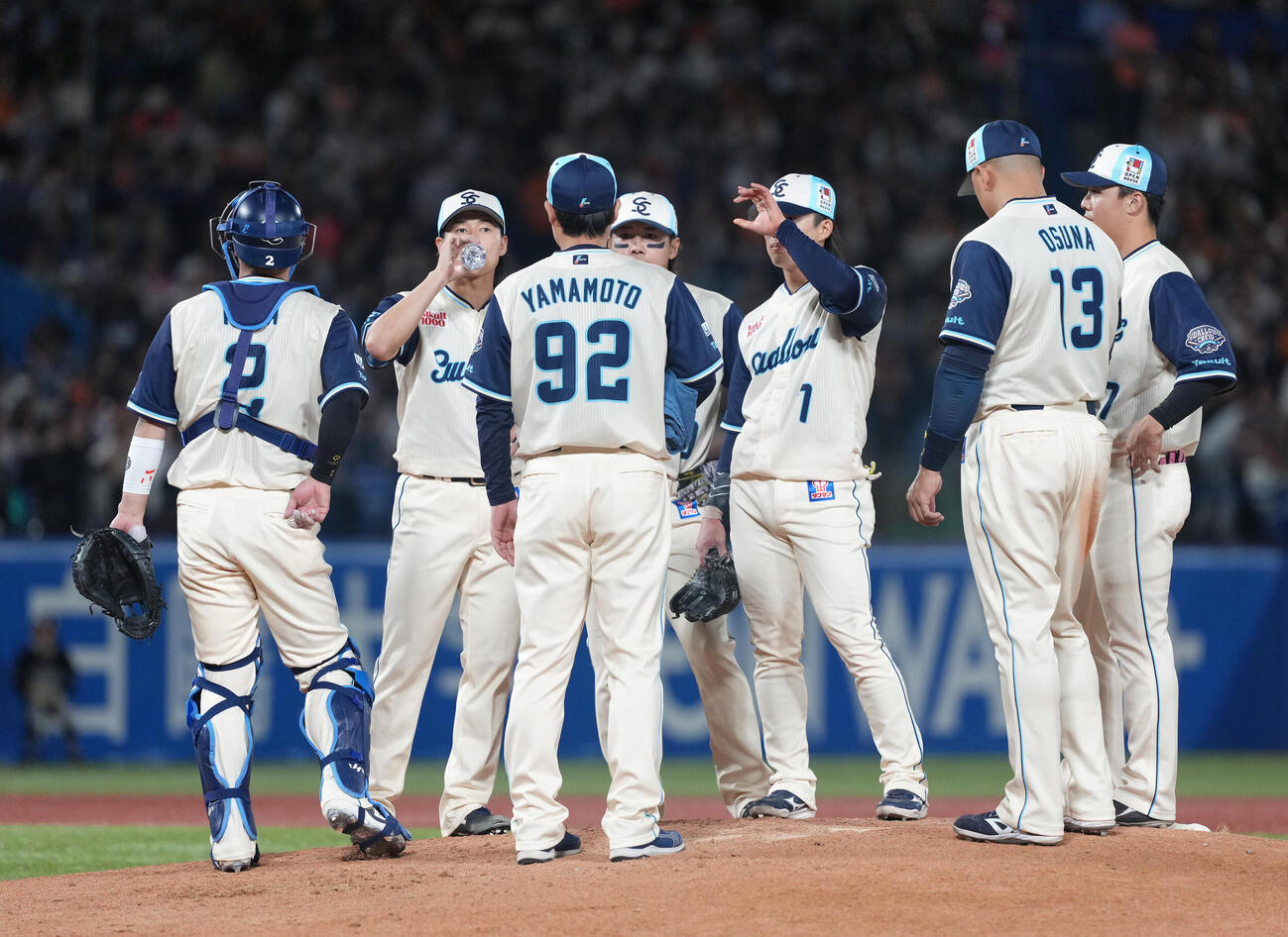 ヤクルト対巨人　4回、マウンドで水を口にするヤクルト増居（左から2人目）（撮影・足立雅史）