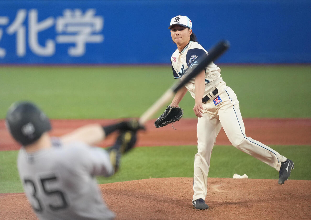 ヤクルト対巨人　1回表巨人2死、泉口（左）を左飛に仕留めた増居（撮影・足立雅史）